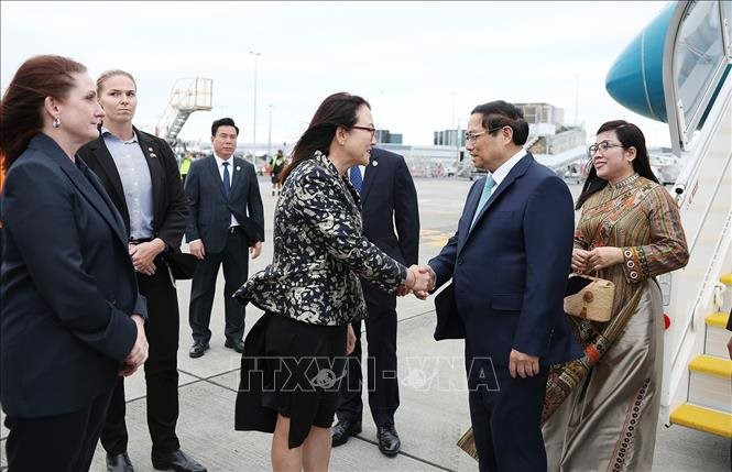 Quan chức New Zealand đón Thủ tướng Phạm Minh Chính và Phu nhân tại sân bay Auckland. Ảnh: Dương Giang/TTXVN