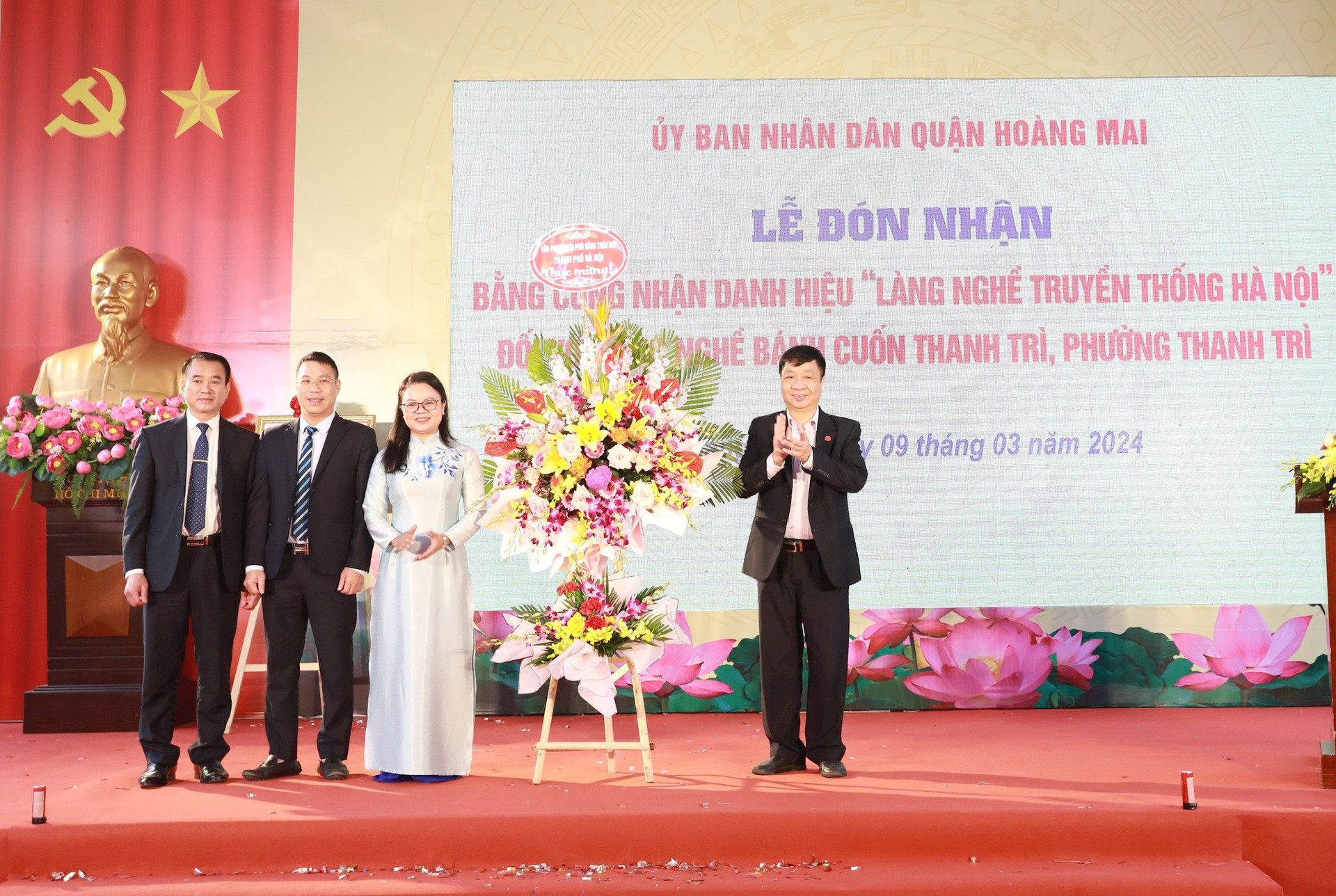Lãnh đạo Văn phòng Điều phối Nông thôn mới thành phố Hà Nội chúc mừng phường Thanh Trì.