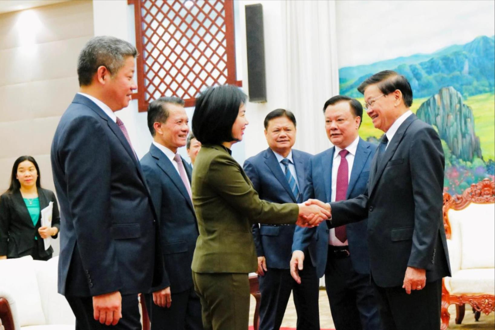 Tổng Bí thư, Chủ tịch nước Lào Thongloun Siíoulith chào đón các thành viên Đoàn đại biểu cấp cao thành phố Hà Nội.