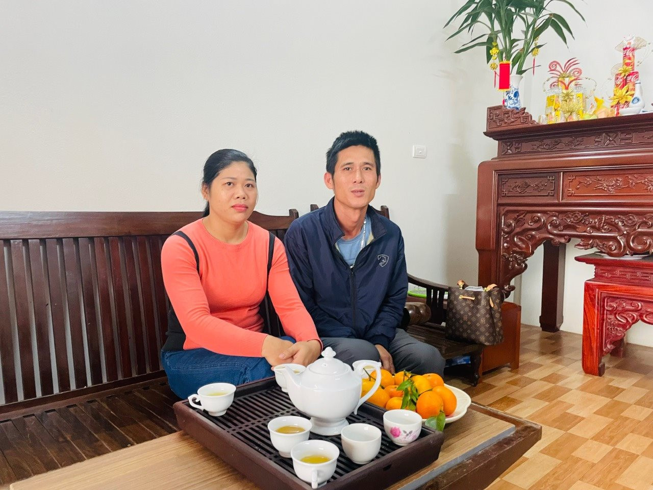Phút thư thái của hộ gia đình ông Hoàng Xuân Tuấn và vợ (thôn Lê Xá, xã Mai Lâm, huyện Đông Anh) trong căn nhà được xây dựng từ nguồn kinh phí hỗ trợ thoát nghèo.