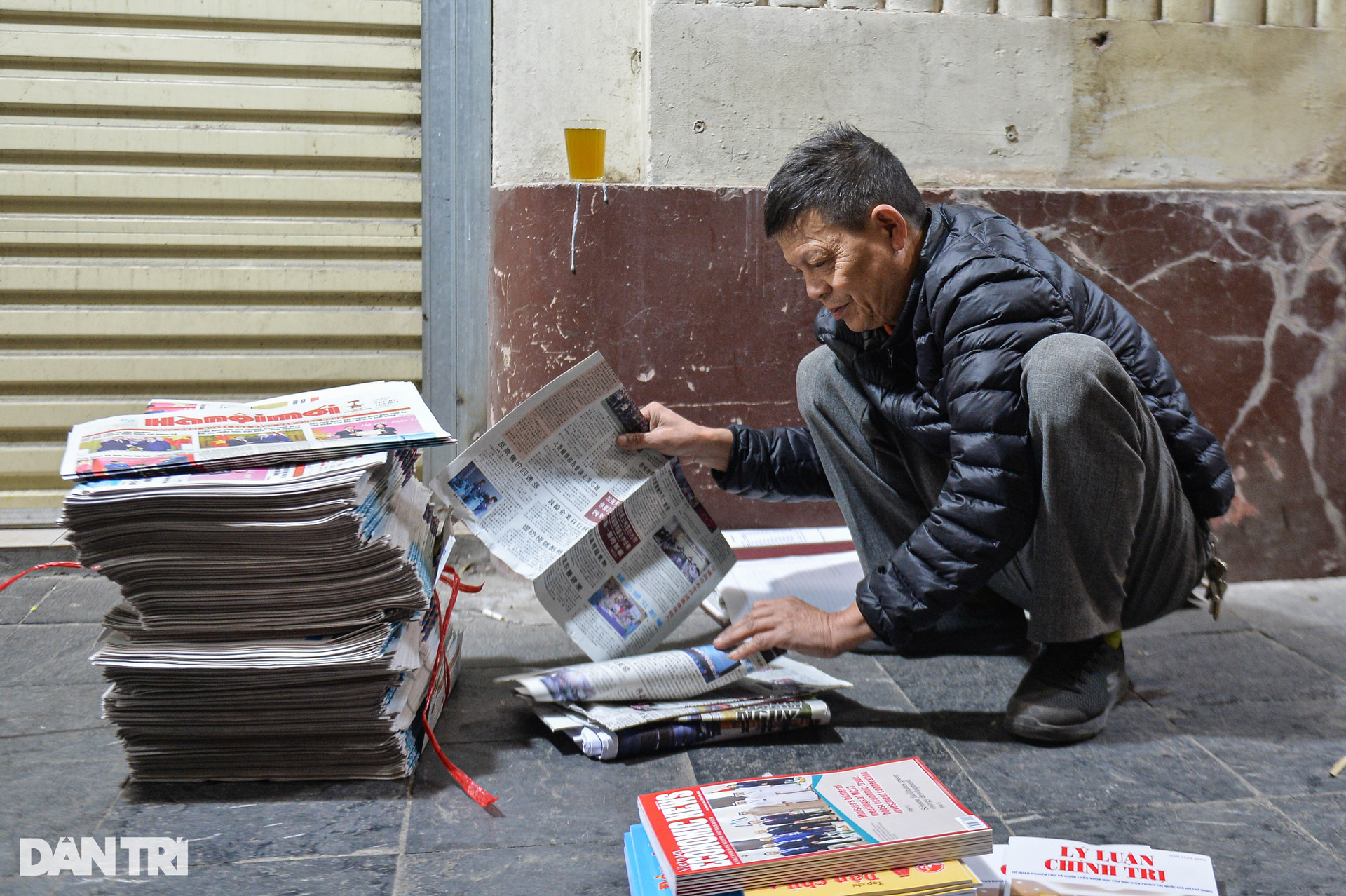 Chợ báo giấy độc nhất Hà Nội, họp từ tờ mờ sáng - 8
