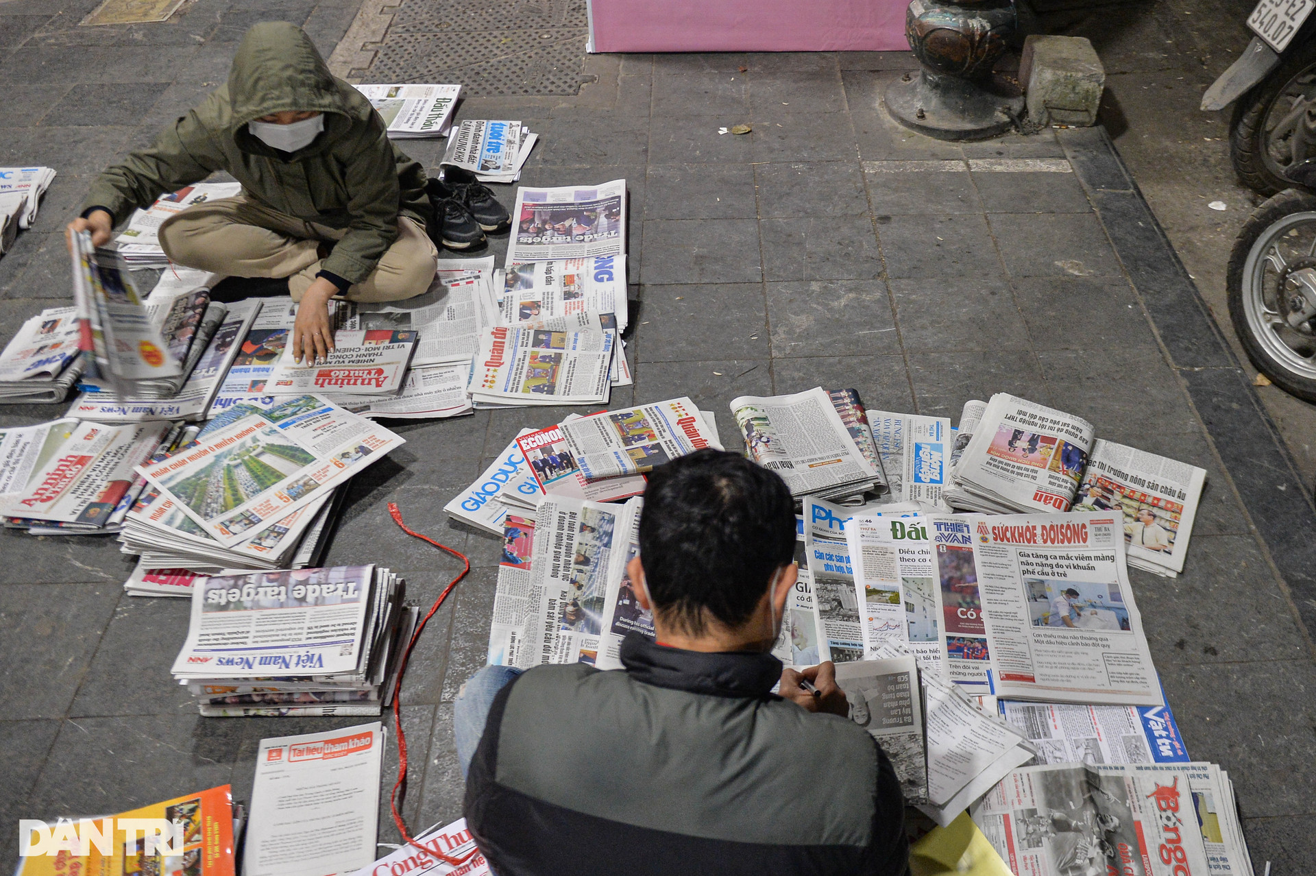 Chợ báo giấy độc nhất Hà Nội, họp từ tờ mờ sáng - 3