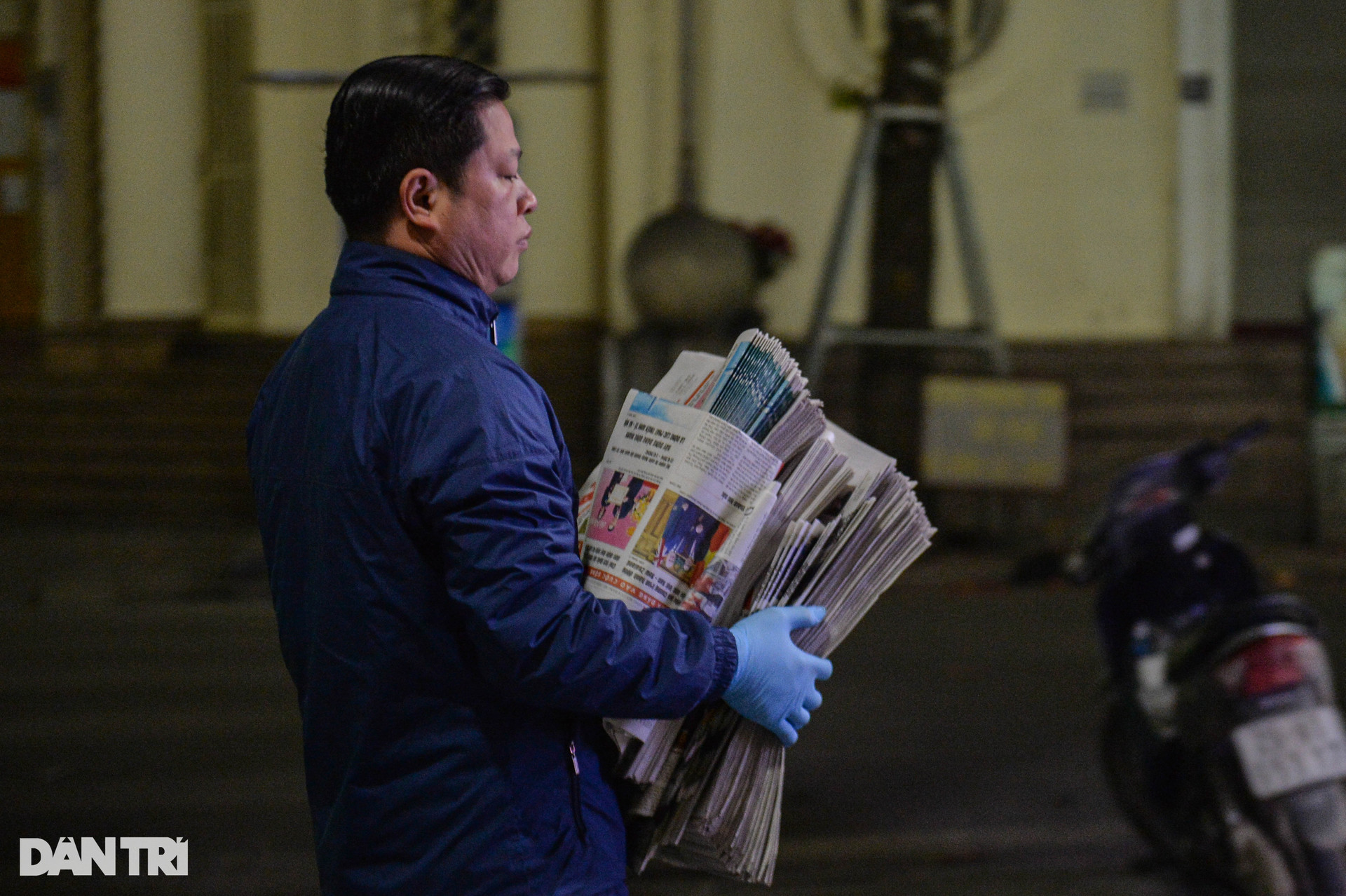 Chợ báo giấy độc nhất Hà Nội, họp từ tờ mờ sáng - 4