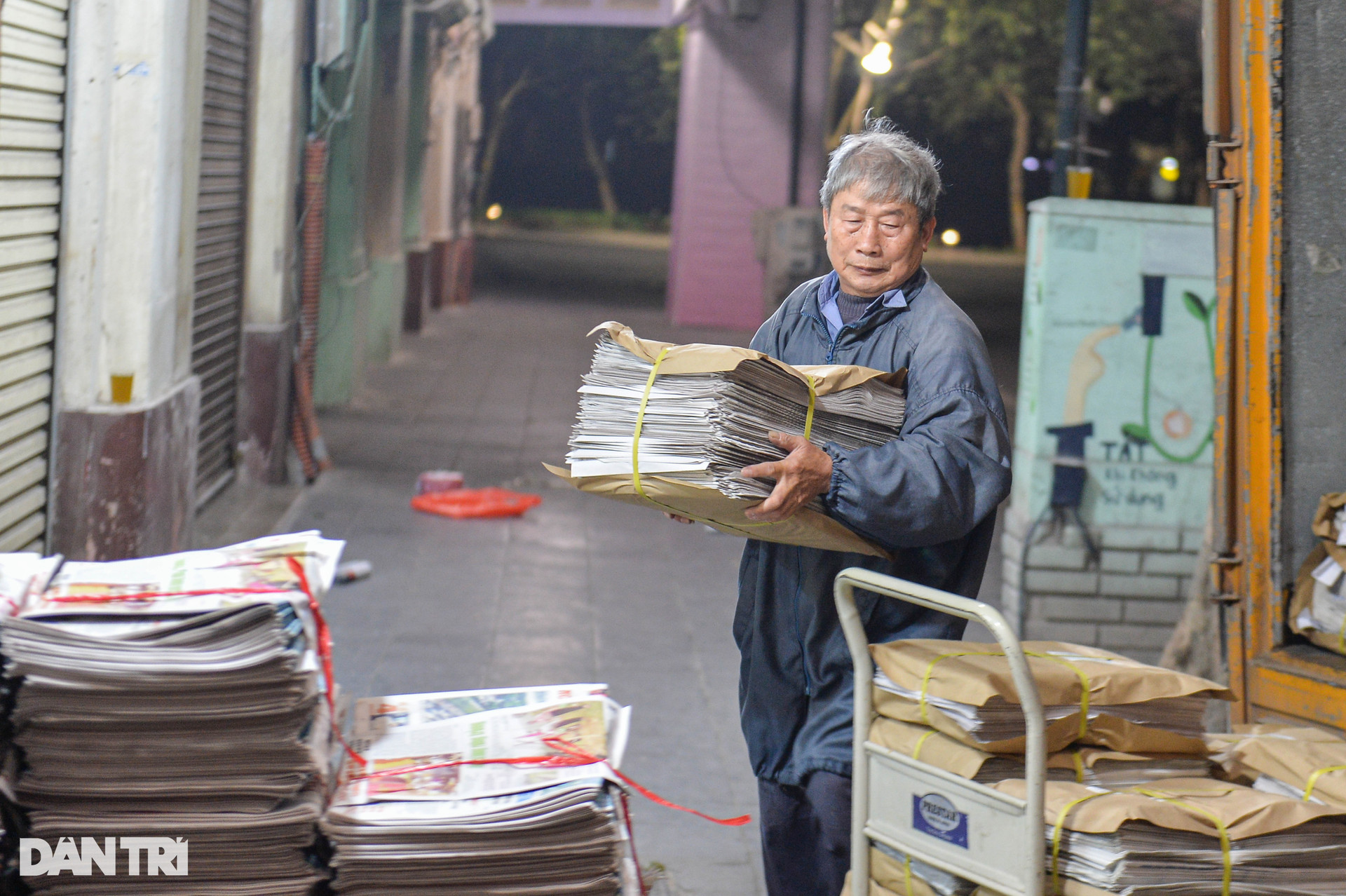 Chợ báo giấy độc nhất Hà Nội, họp từ tờ mờ sáng - 2