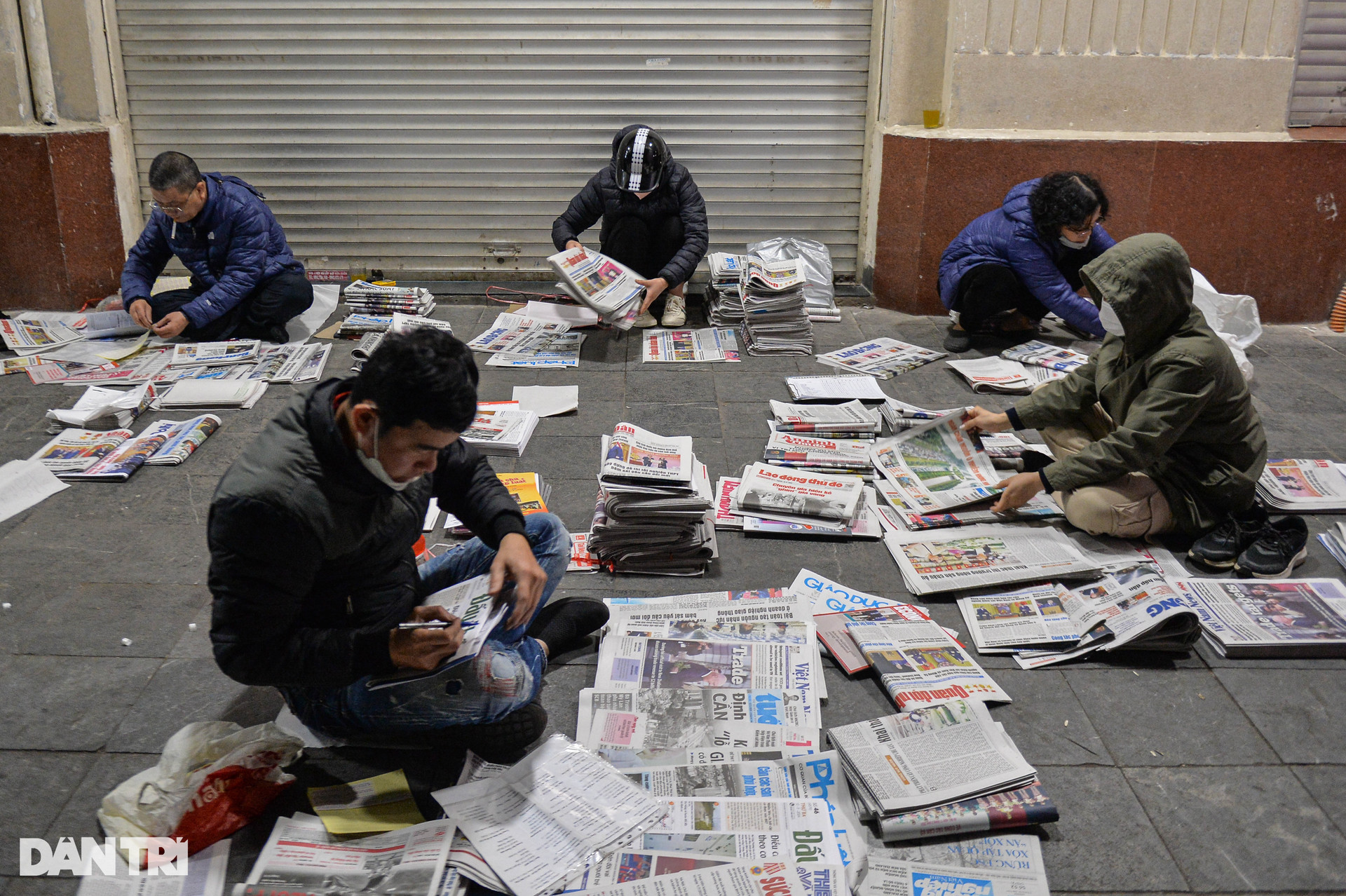 Chợ báo giấy độc nhất Hà Nội, họp từ tờ mờ sáng - 1