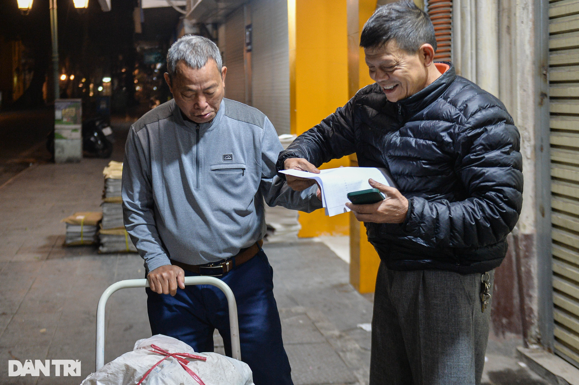 Chợ báo giấy độc nhất Hà Nội, họp từ tờ mờ sáng - 7