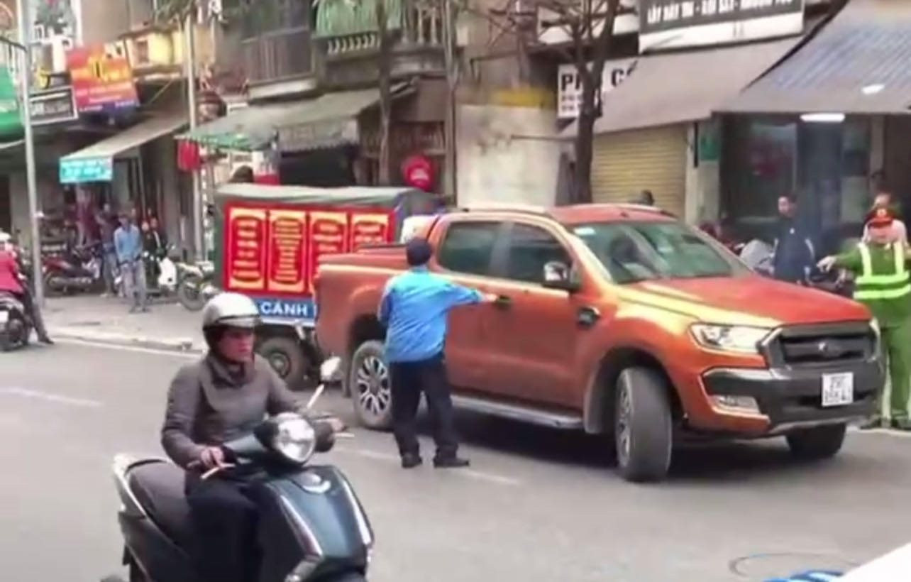 Chiếc xe không chấp hành hiệu lệnh công an, bỏ chạy từ phố Trương Định.