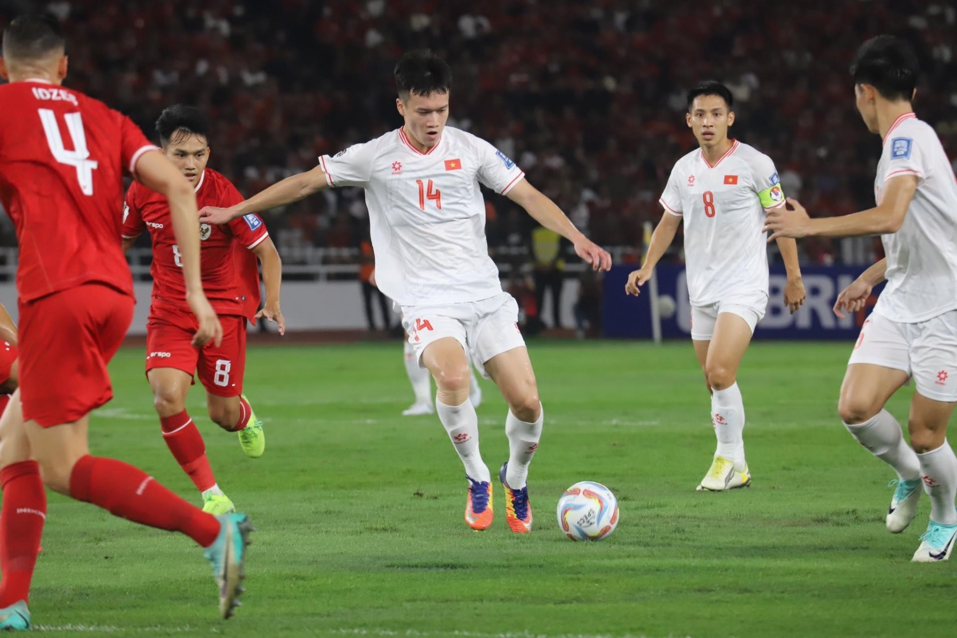 Đội tuyển Việt Nam lần thứ hai thua sít sao đội tuyển Indonesia.