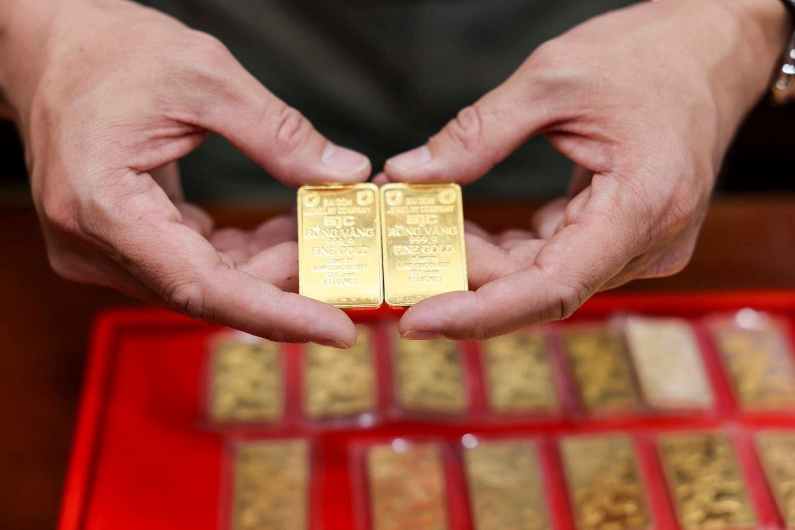 Giá vàng trong nước tăng trong bối cảnh giá kim loại quý thế giới tăng mạnh.