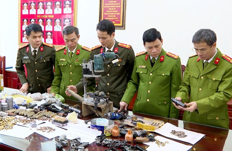 Lãnh đạo Công an tỉnh và Ban Chuyên án kiểm tra, đánh giá tang vật thu giữ