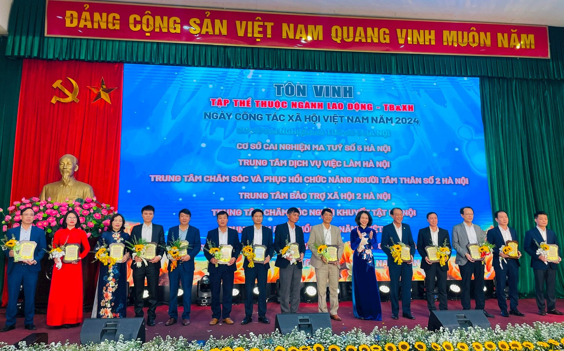 Phó Chủ tịch UBND thành phố Hà Nội Vũ Thu Hà trao bảng vàng tôn vinh dành tặng các tập thể thuộc Ngành Lao động - Thương binh và Xã hội thực hiện tốt công tác xã hội trên địa bàn Hà Nội.