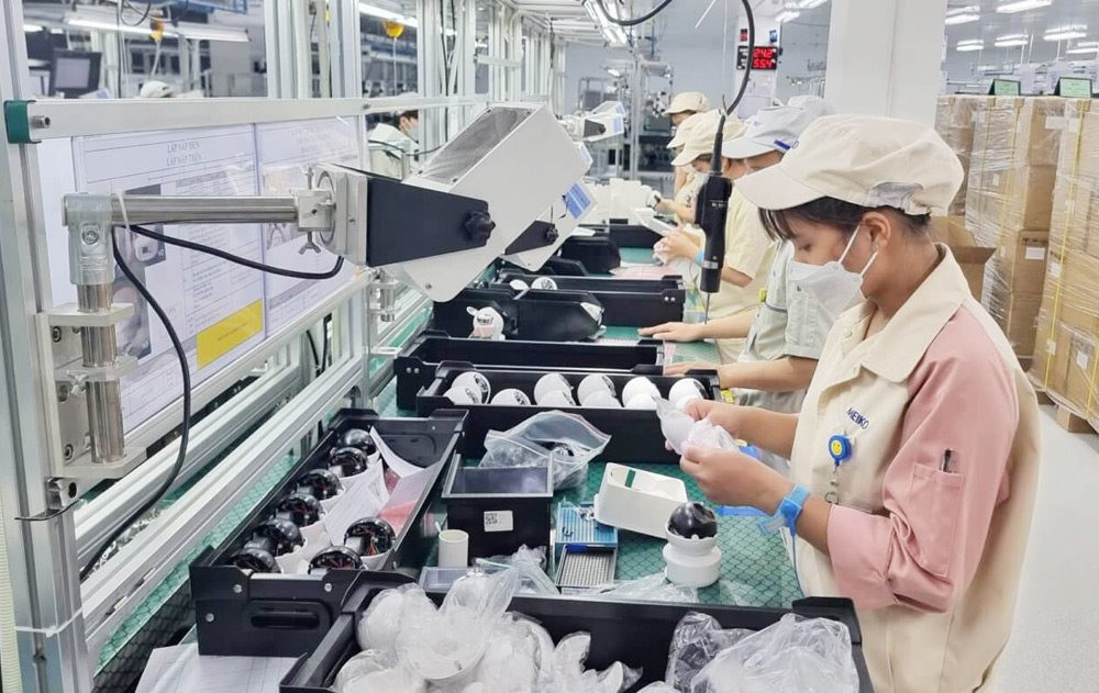 Các đơn vị sản xuất camera không ngừng nâng cấp sản phẩm để bảo đảm tính bảo mật, đáp ứng nhu cầu của người tiêu dùng. Trong ảnh: Sản xuất camera thông minh tại Công ty TNHH Điện tử Meiko Việt Nam.
