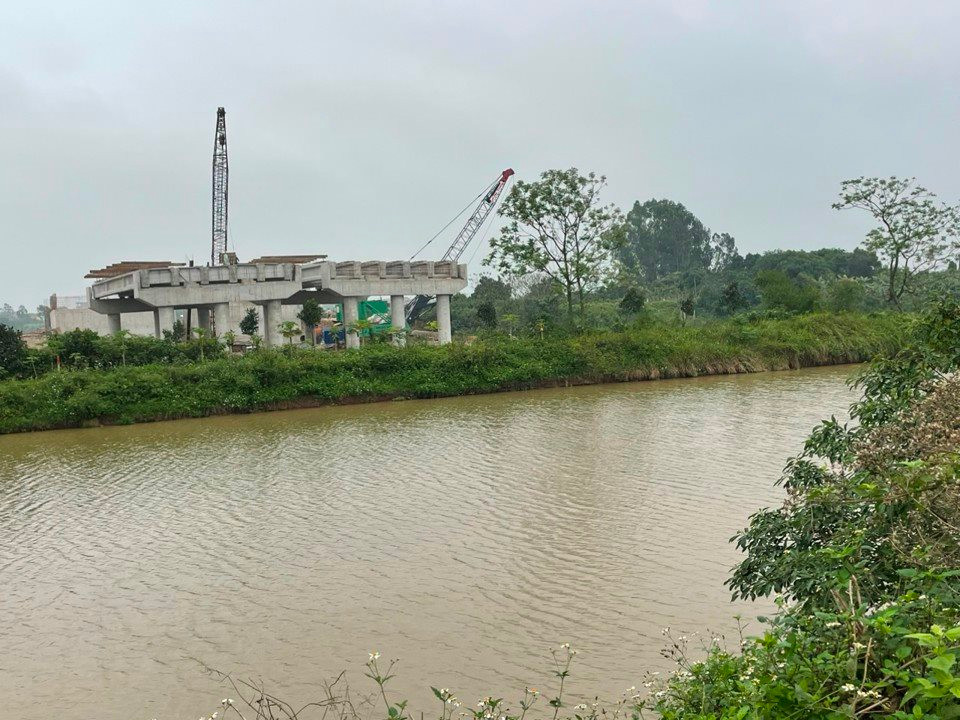 Khu vực xã Châu Can hiện vẫn còn một số hộ dân đang sử dụng trái quy định nhiều năm qua để nuôi trồng thủy sản nằm trong vị trí xây mố cầu vượt sông Nhuệ của Dự án