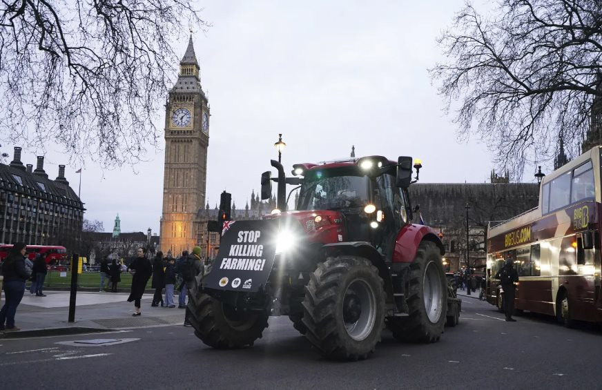 Nông dân Anh lái máy kéo đến Quốc hội phản đối chính sách nông nghiệp.