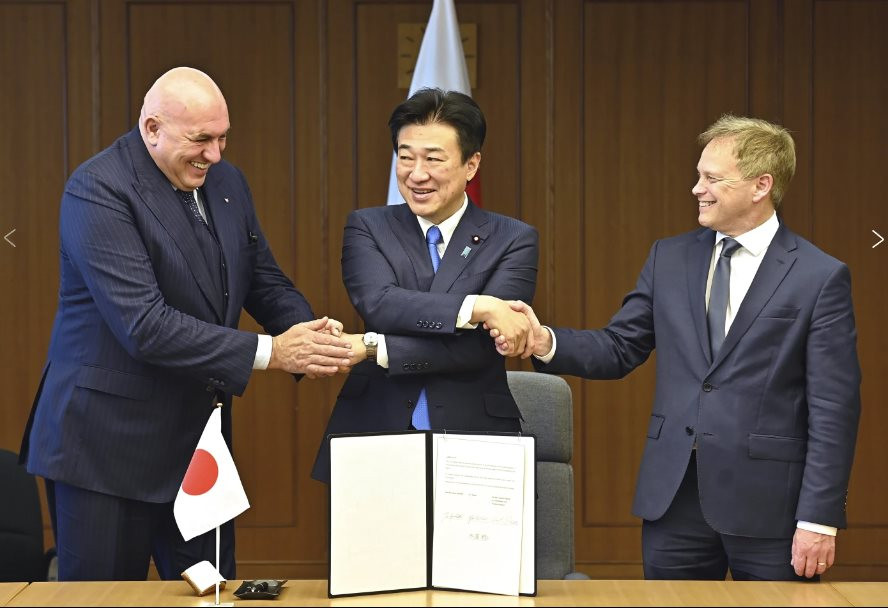 Từ phải sang: Bộ trưởng Quốc phòng Anh Grant Shapps và người đồng cấp Nhật Bản Minoru Kihara, người đồng cấp Italia Guido Crosetto ký kết một thỏa thuận hợp tác về quốc phòng.