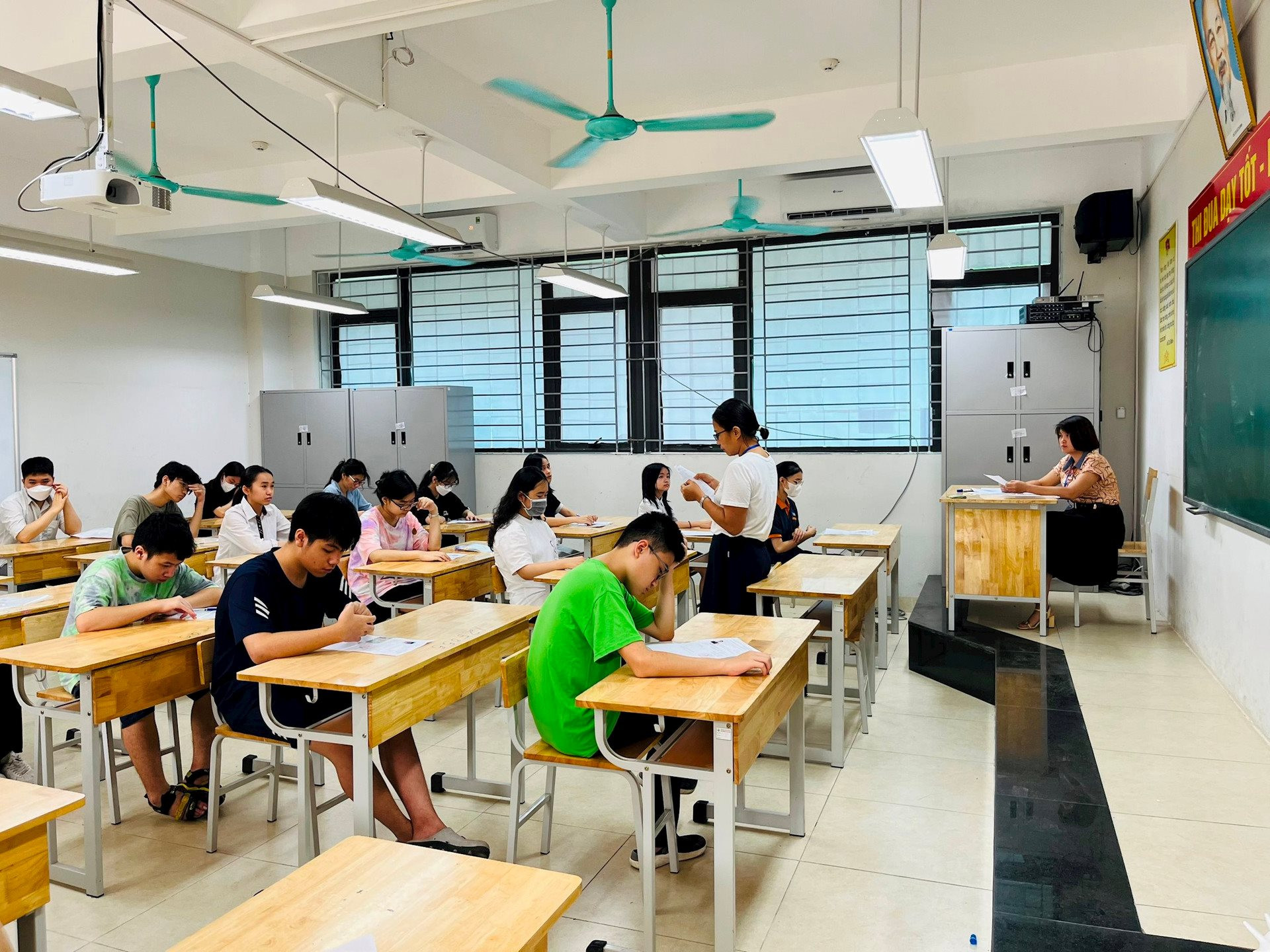 Thí sinh tham dự kỳ thi tuyển sinh vào lớp 10 THPT năm học 2023-2024 tại Hà Nội. 