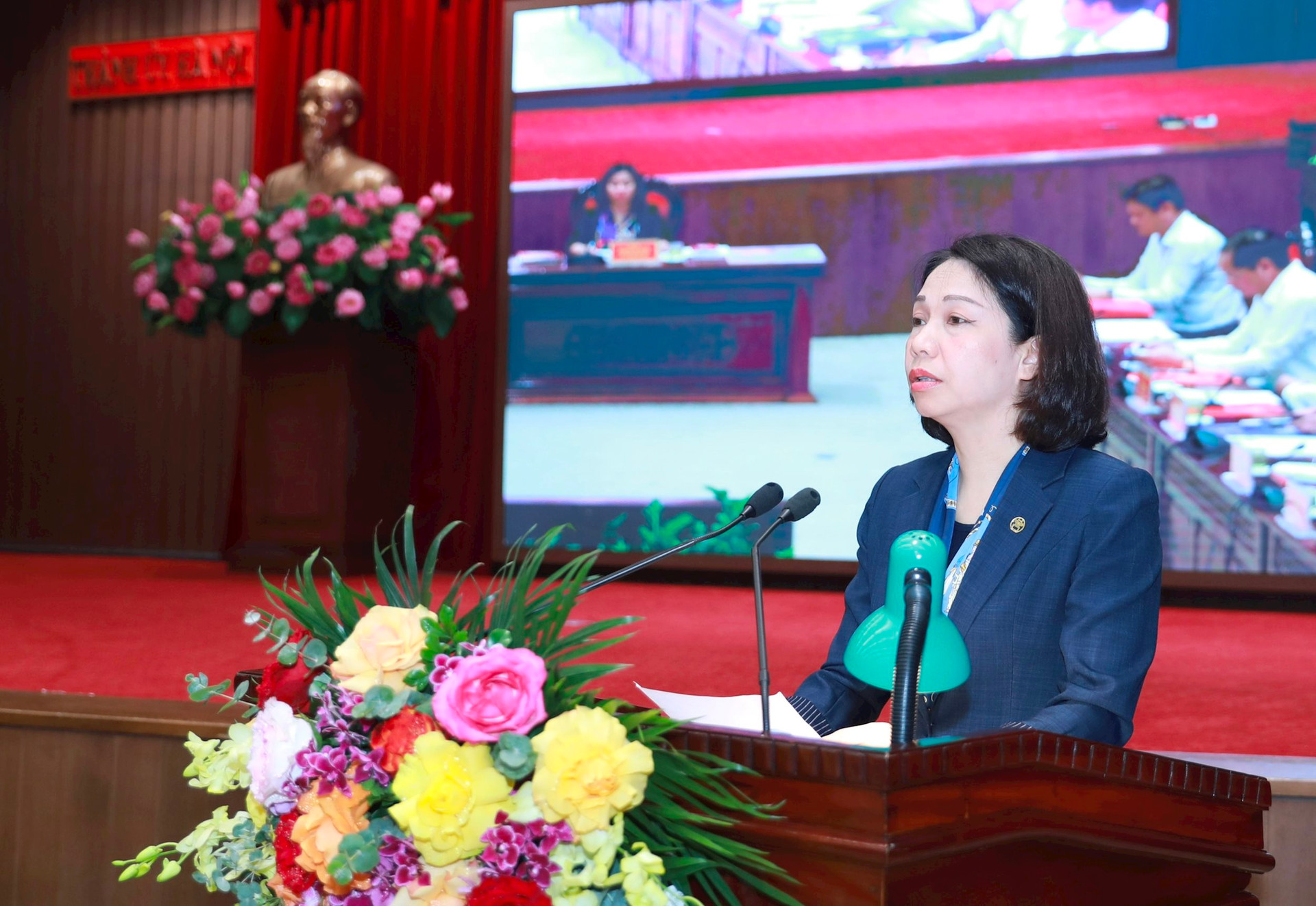 Phó Chủ tịch UBND thành phố Vũ Thu Hà trình bày báo cáo.