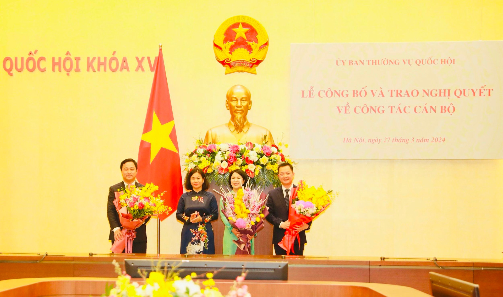 Phó Bí thư Thường trực Thành uỷ Nguyễn Thị Tuyến tặng hoa chúc mừng các đồng chí được bổ nhiệm 