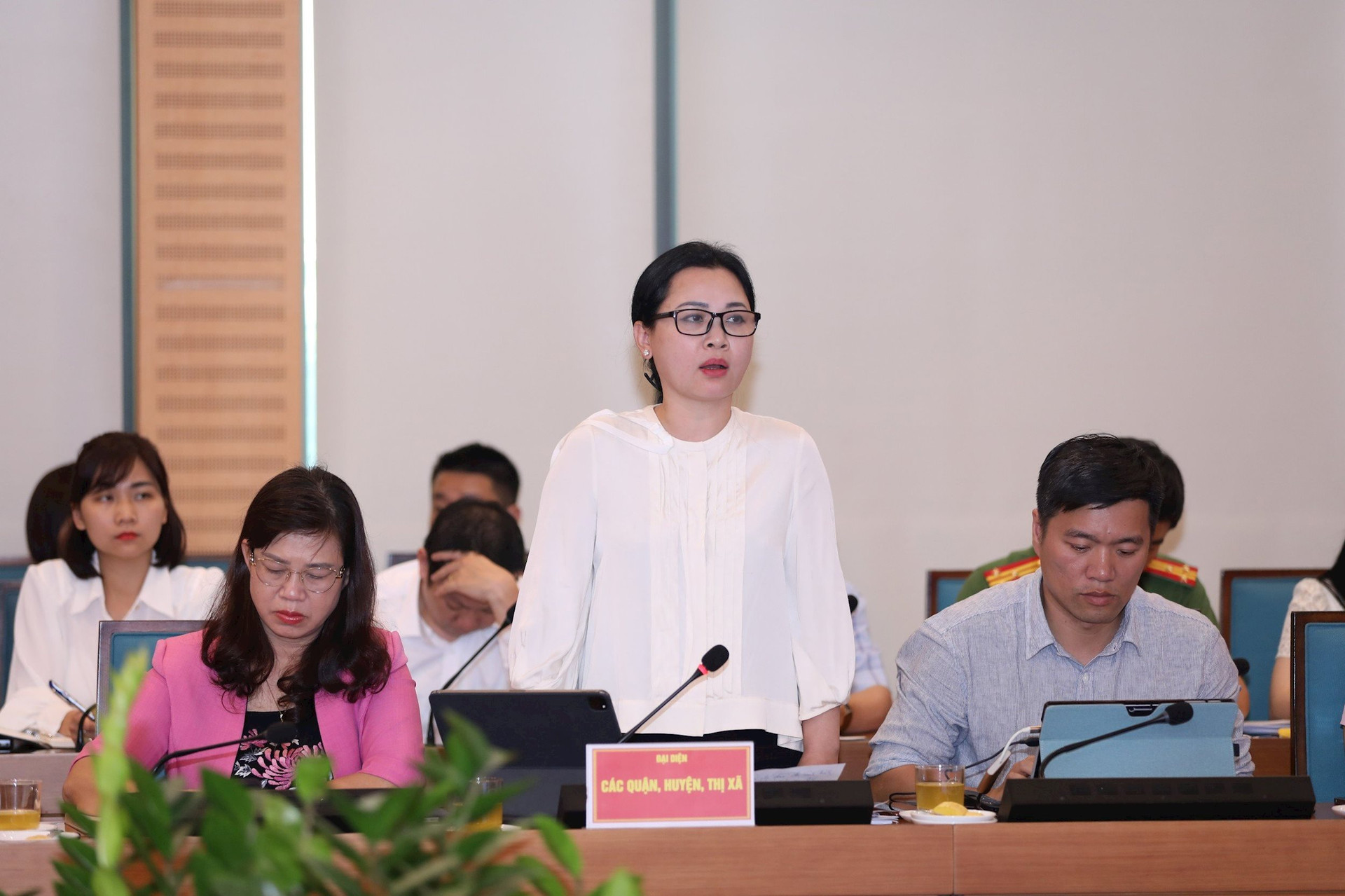 Đại diện lãnh đạo UBND quận Hoàn Kiếm (thành phố Hà Nội) trao đổi kinh nghiệm.
