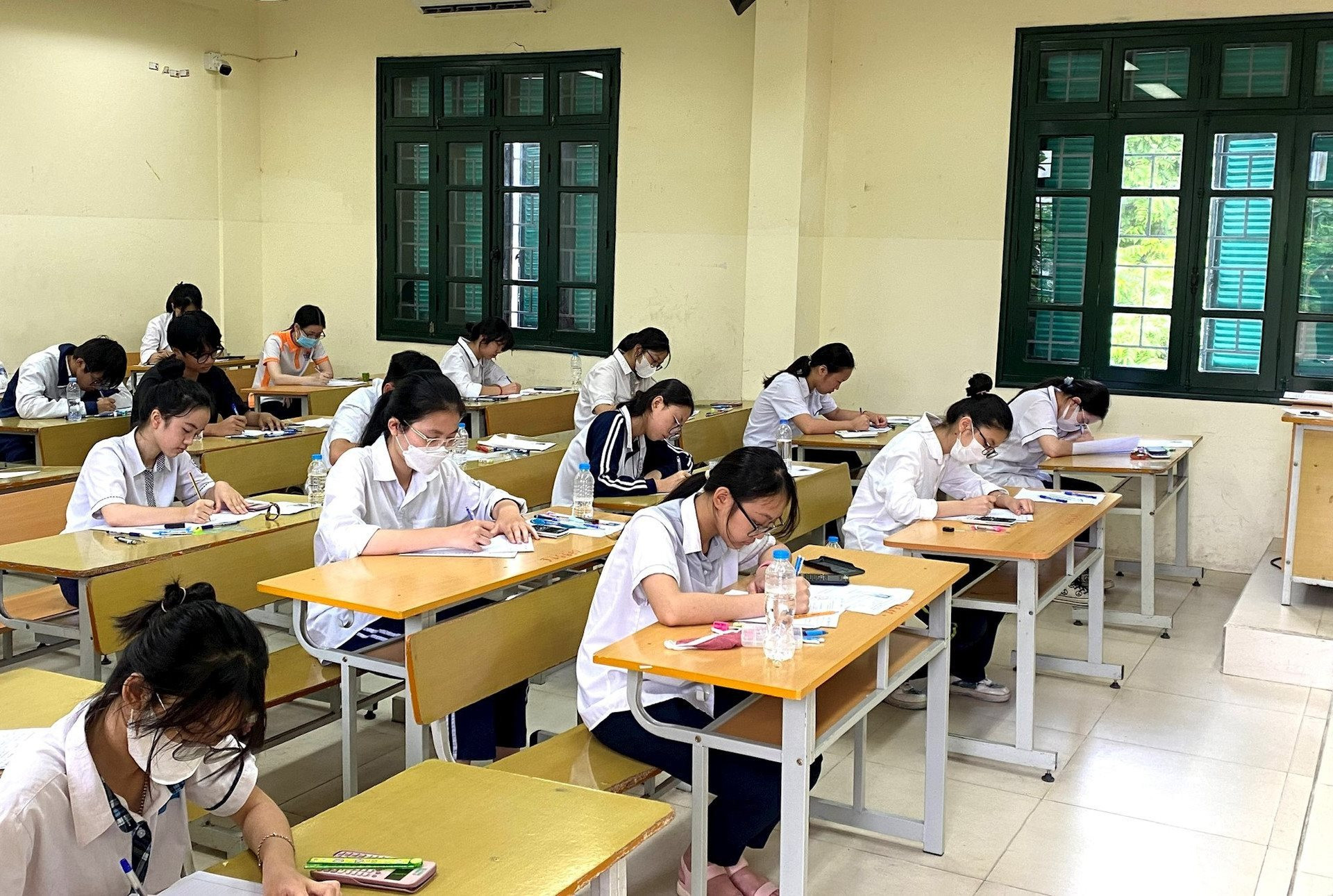 Thí sinh làm bài thi vào lớp 10 THPT năm học 2023-2024 tại Hà Nội.