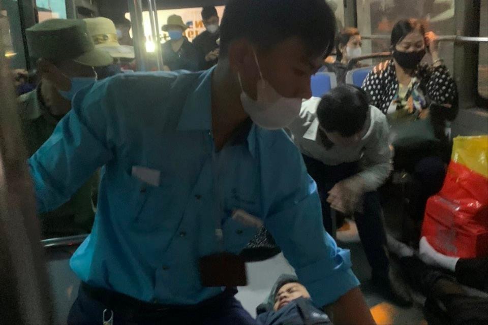 Nhân viên xe buýt Transerco kịp thời hỗ trợ người bị tai nạn giao thông