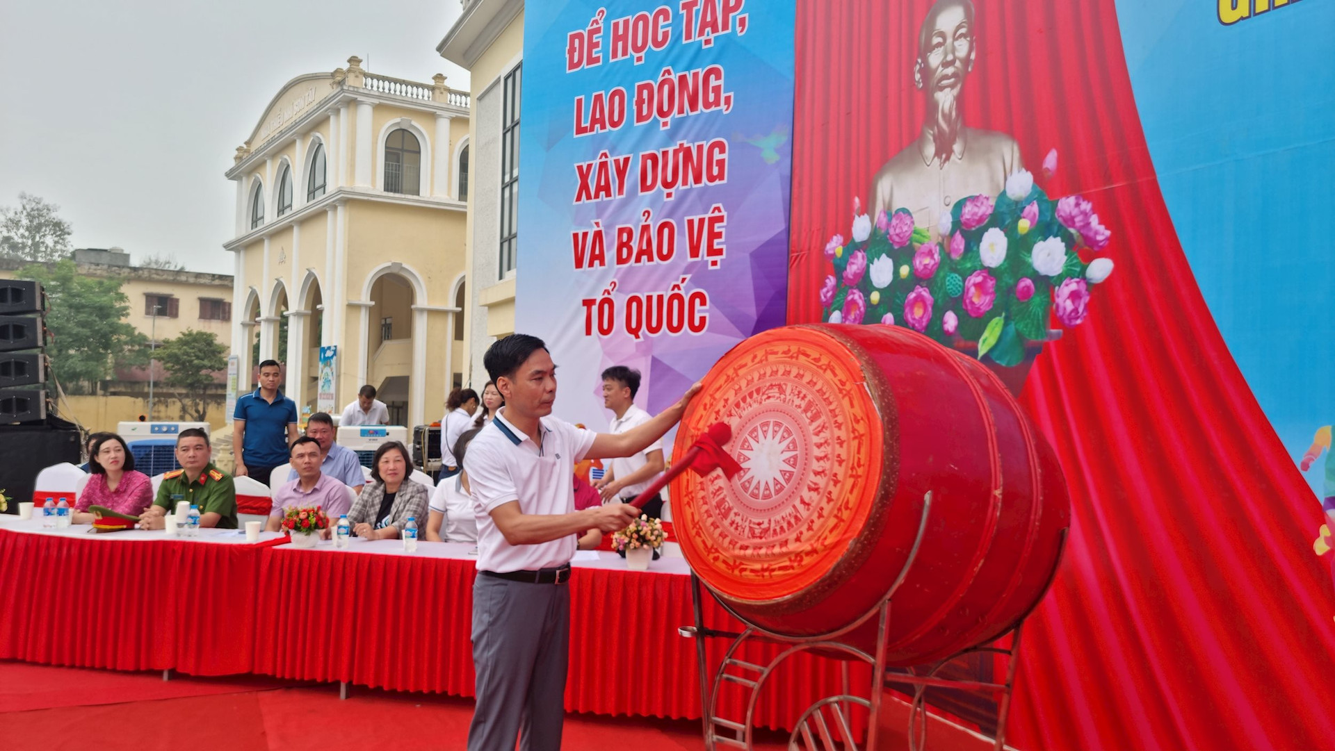 Phó Bí thư Thường trực Thị ủy, Chủ tịch HĐND thị xã Sơn Tây Nguyễn Quang Hán đánh trống khai mạc lễ phát động giải chạy.