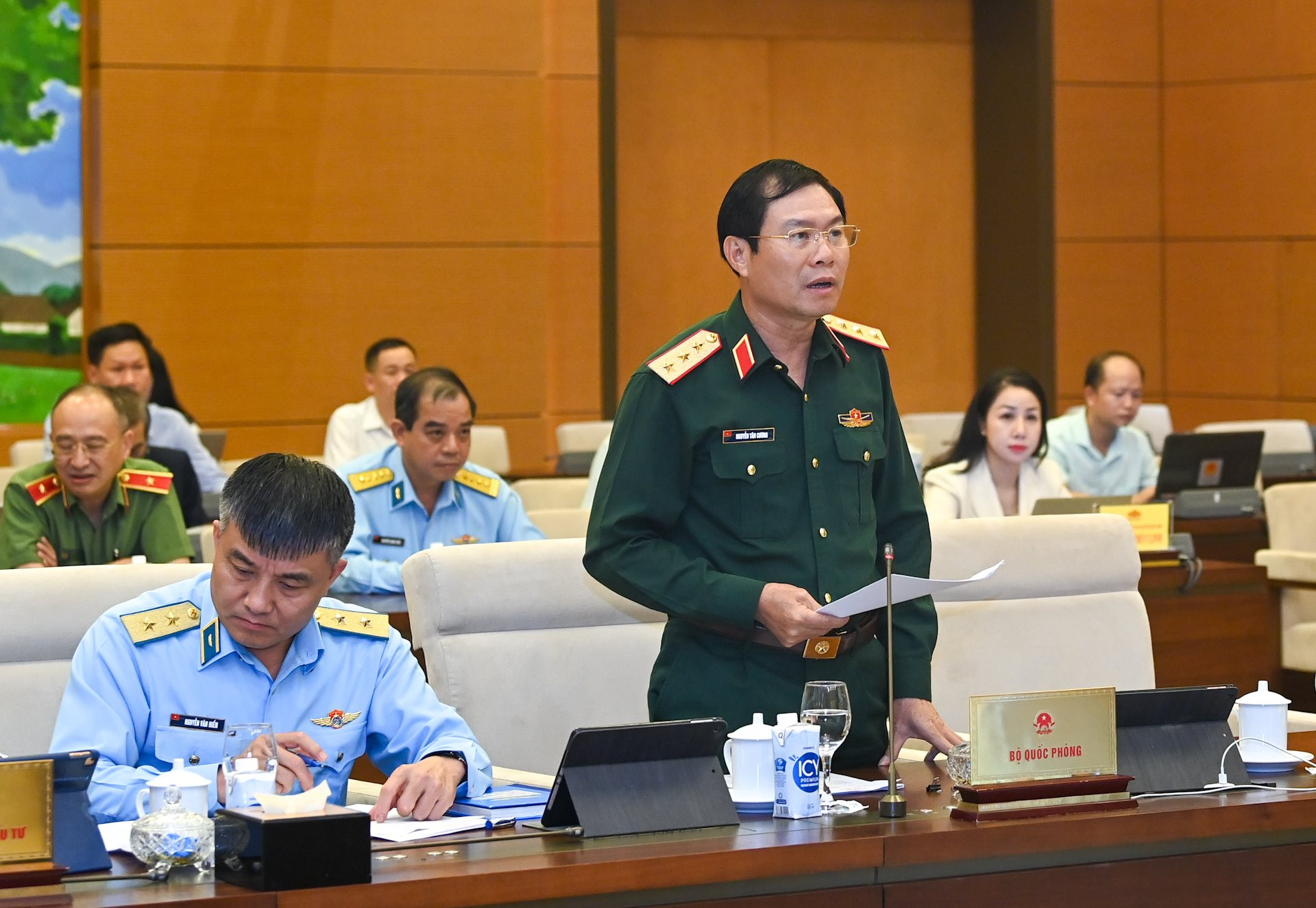 Thượng tướng Nguyễn Tân Cương trình bày tờ trình.