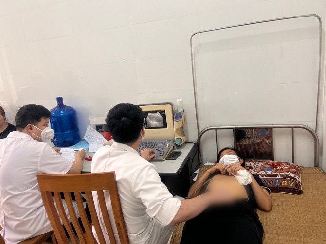 Siêu âm sàng lọc bệnh cho chị em phụ nữ trong buổi khám.