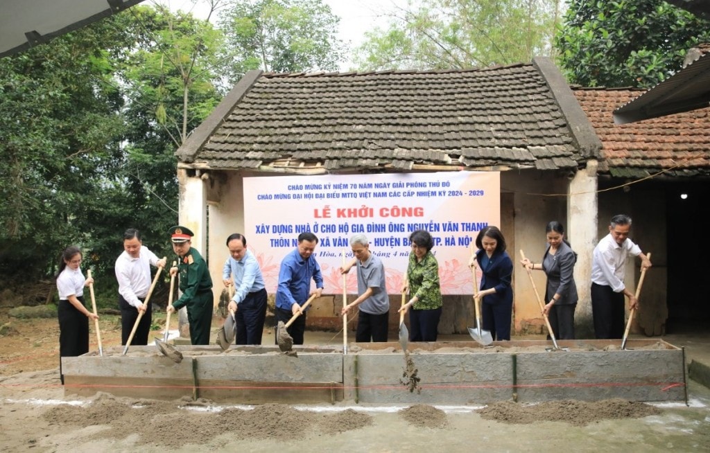 Bí thư Thành ủy Hà Nội Đinh Tiến Dũng dự lễ khởi công xây dựng nhà ở cho hộ nghèo