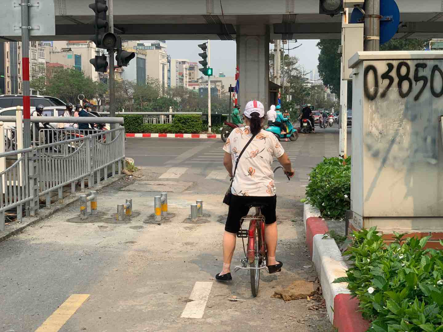 Người dân di chuyển bằng xe đạp qua các nút giao dễ dàng hơn. Ảnh: Nhật Minh