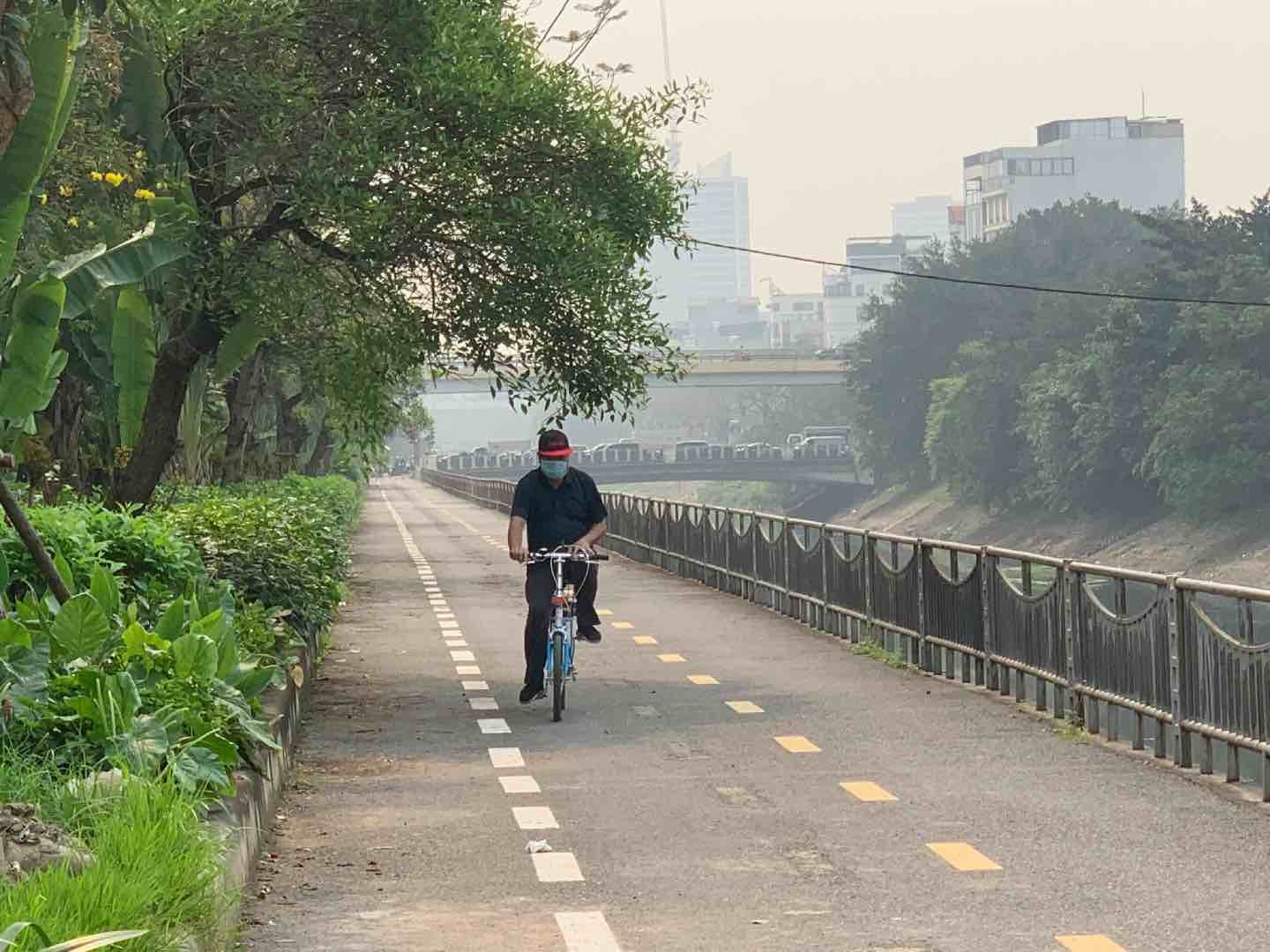 Thay rào chắn tại tuyến đường dành cho xe đạp ở Hà Nội