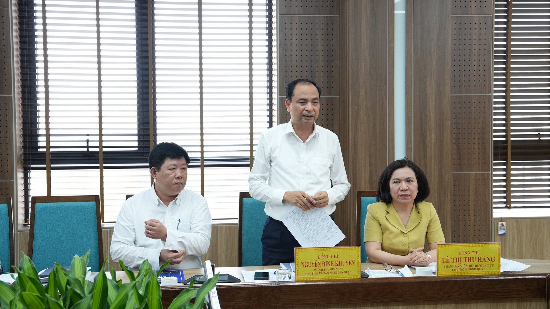 Phó Bí thư Quận uỷ, Chủ tịch quận Tây Hồ Nguyễn Đình Khuyến phát biểu 