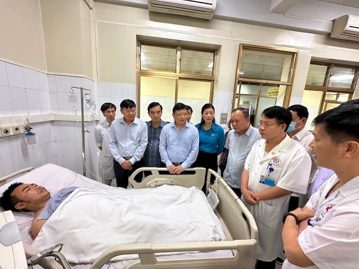 Đại diện Bệnh viện Đa khoa tỉnh Quảng Ninh báo cáo tình hình sức khỏe của các công nhân gặp nạn đang nằm điều trị tại bệnh viện.