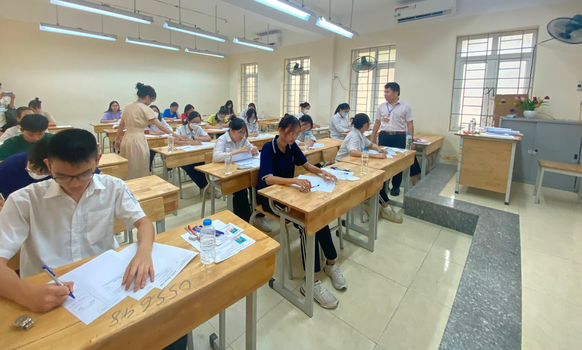 Học sinh tham dự kỳ thi tuyển sinh vào lớp 10 THPT năm học 2023-2024, tại Hà Nội.
