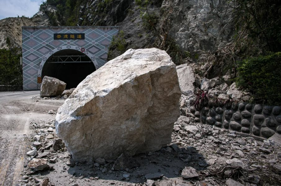 Những tảng đá khổng lồ rơi xuống đường cao tốc ven biển Hoa Liên sau động đất.