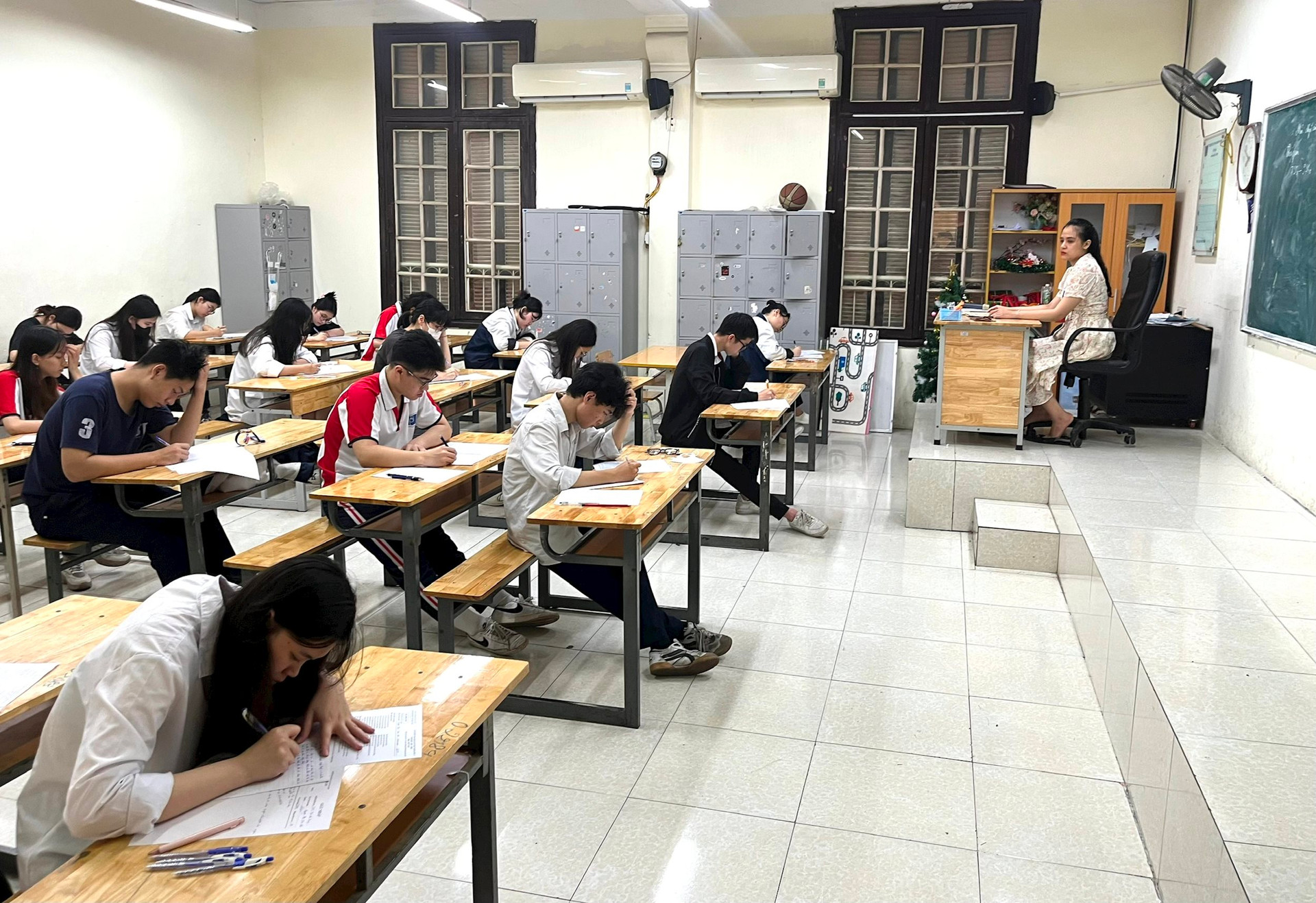 Học sinh Trường THPT Phan Đình Phùng (quận Ba Đình) làm bài khảo sát chất lượng vào ngày 5-4 để chuẩn bị cho kỳ thi tốt nghiệp THPT năm 2024. Ảnh: Thống Nhất.