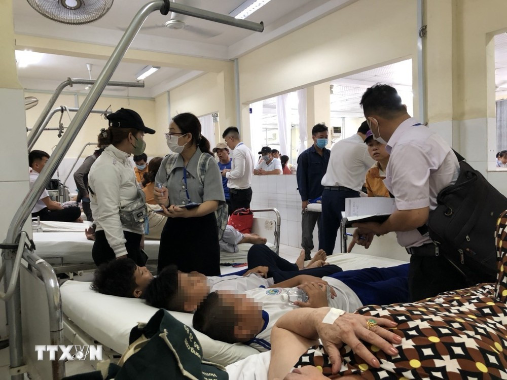 Các đơn vị ngành Y tế điều tra nguyên nhân hàng loạt học sinh nhập viện sau khi ăn sáng tại Bệnh viện Đa khoa tỉnh Khánh Hòa sáng 5/4. (Ảnh: TTXVN phát)