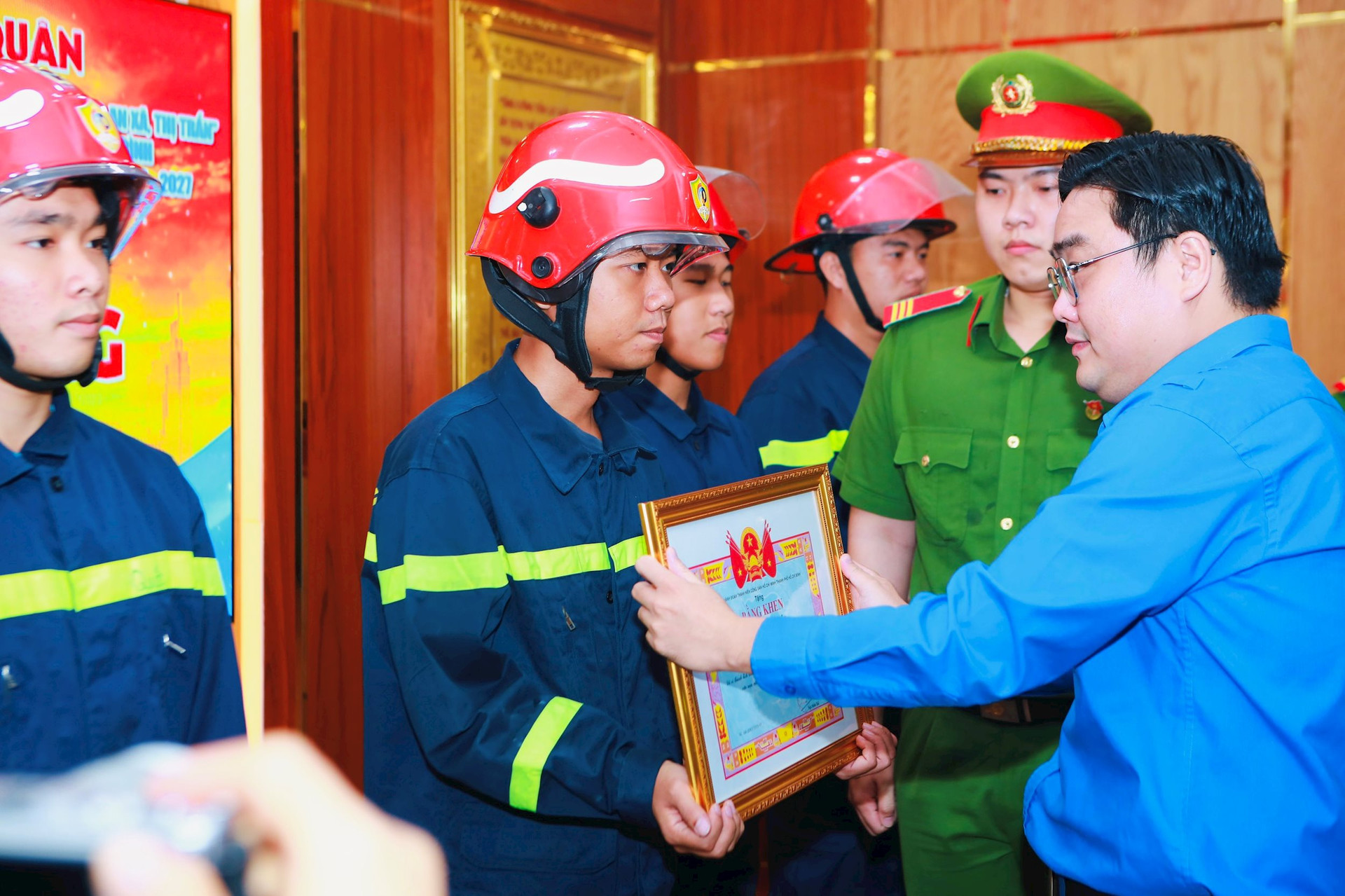 Ban Thường vụ Thành Đoàn thành phố Hồ Chí Minh cũng trao Bằng khen đối với 3 tập thể, 9 cá nhân động viên, khích lệ tinh thần cán bộ chiến sĩ có thành tích cực tham gia chữa cháy hiệu quả trong vụ cháy tại quận 8 vừa qua. Ảnh. T.N.