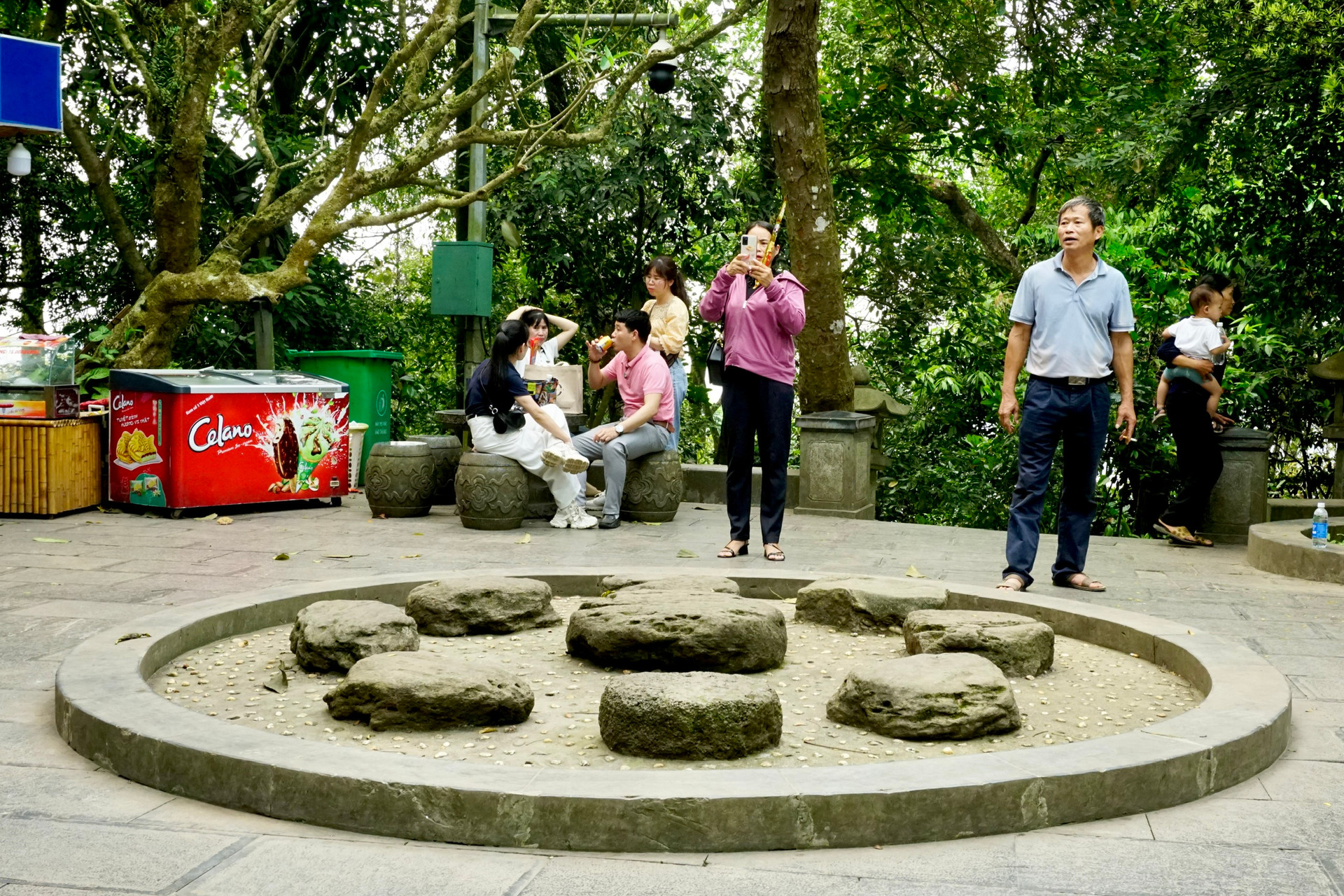 Bộ bàn đá 8 chỗ ngồi tại Đền Trung, Khu di tích lịch sử Đền Hùng.