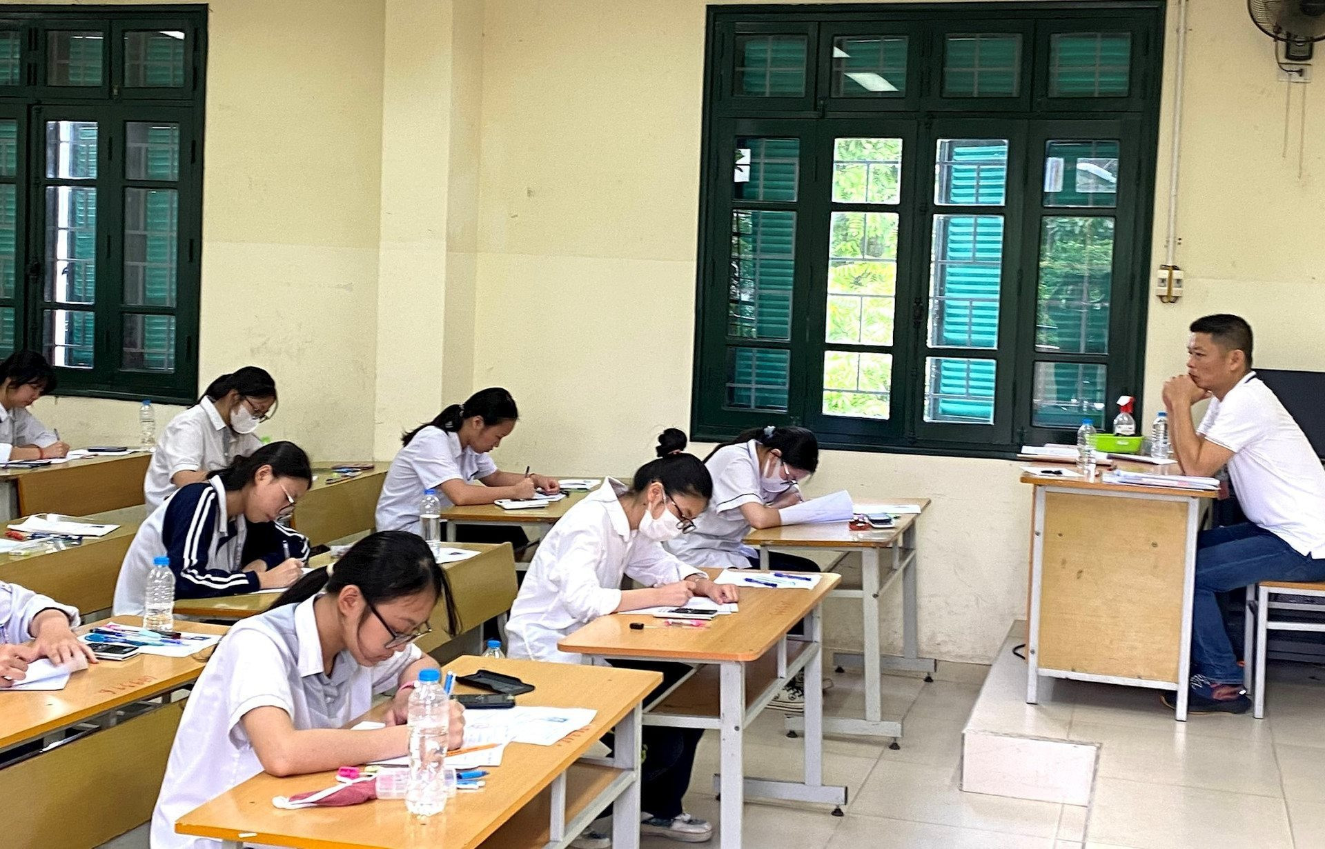 Học sinh tham dự kỳ thi tuyển sinh vào lớp 10 THPT năm học 2023-2024 tại Trường THPT Thăng Long. Ảnh: Thống Nhất