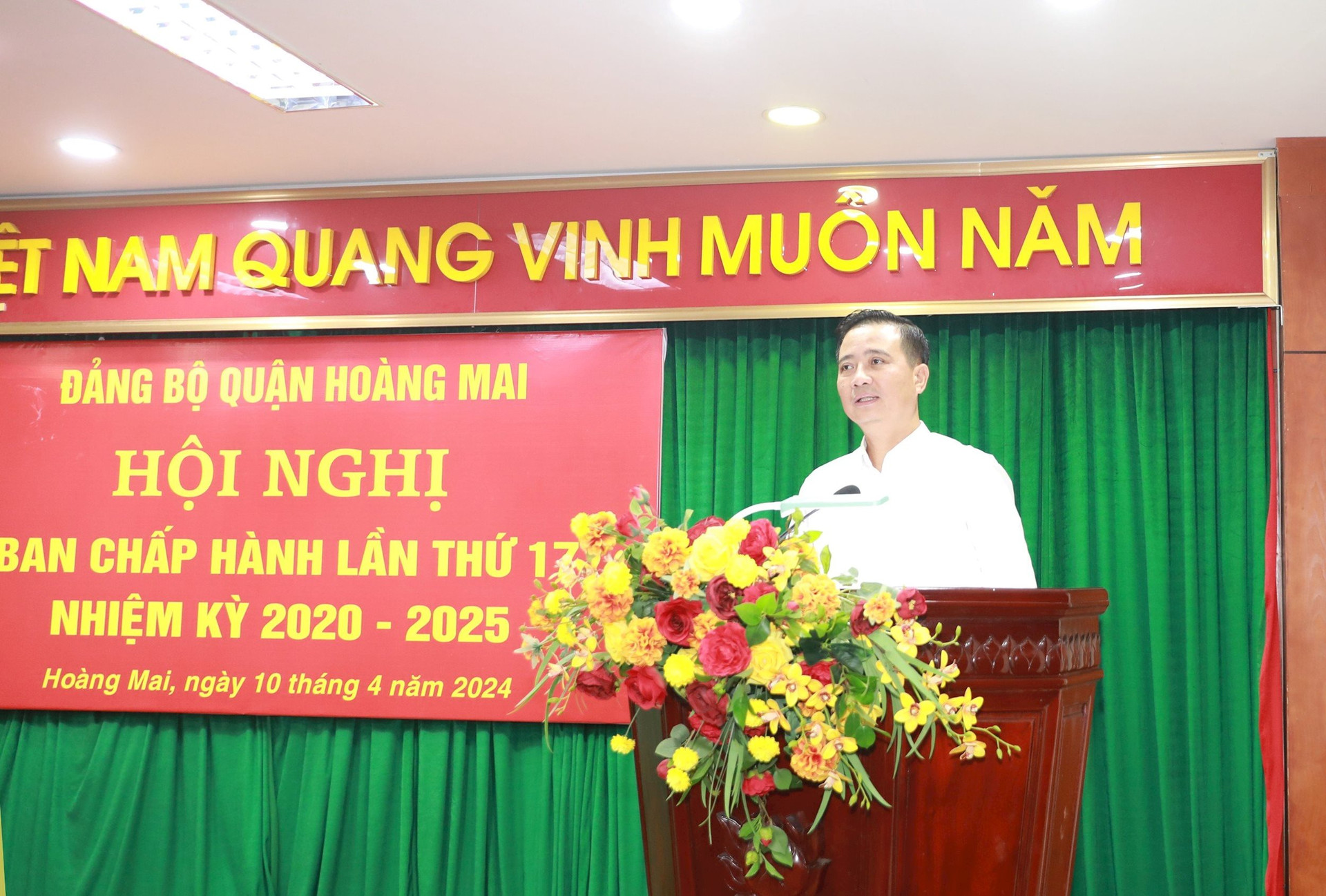 Bí thư Quận ủy Hoàng Mai Nguyễn Xuân Linh phát biểu tại hội nghị. Ảnh: Phong Thu.