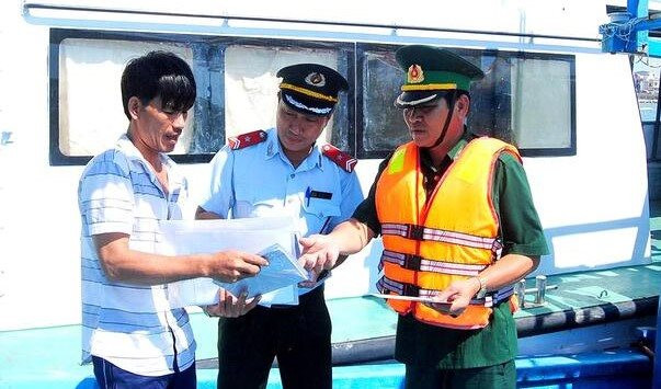 Lực lượng chức năng tỉnh Bình ĐỊnh tuyên truyền ngay tại cảng cho ngư dân về chống đánh bắt cá trái phép. Ảnh: Đức Thiện.