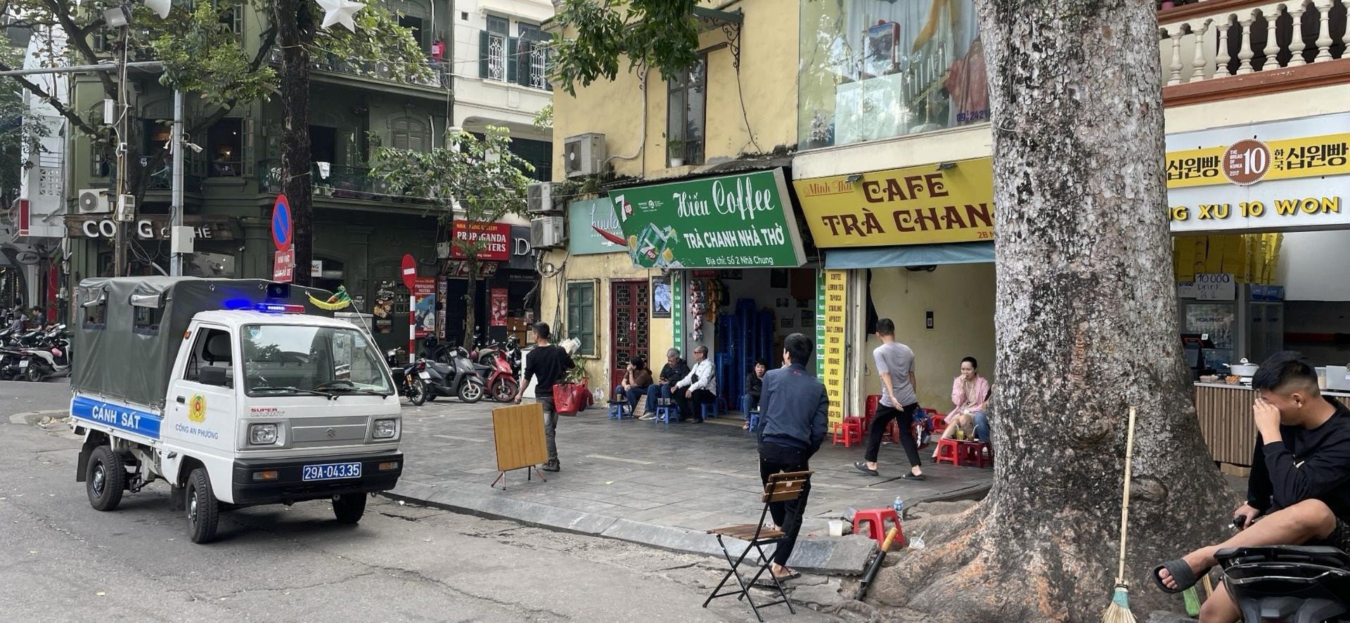 Công an phường Hàng Trống xử lý vi phạm khu vực phố Nhà Thờ, Nhà Chung