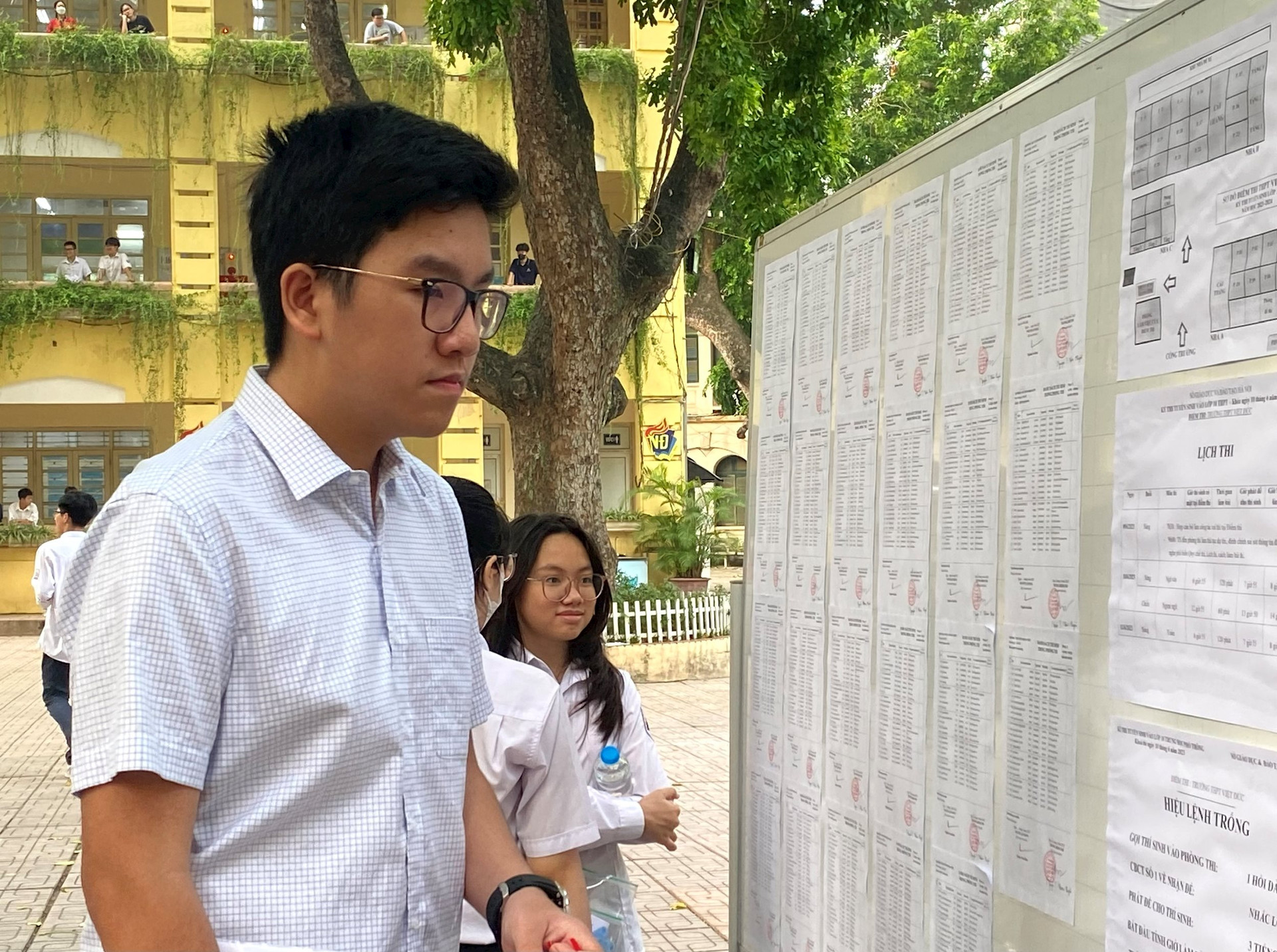 Học sinh tham dự kỳ thi tuyển sinh vào lớp 10 THPT năm học 2023-2024 tại điểm thi Trường THPT Việt Đức. (Ảnh: Thống Nhất).