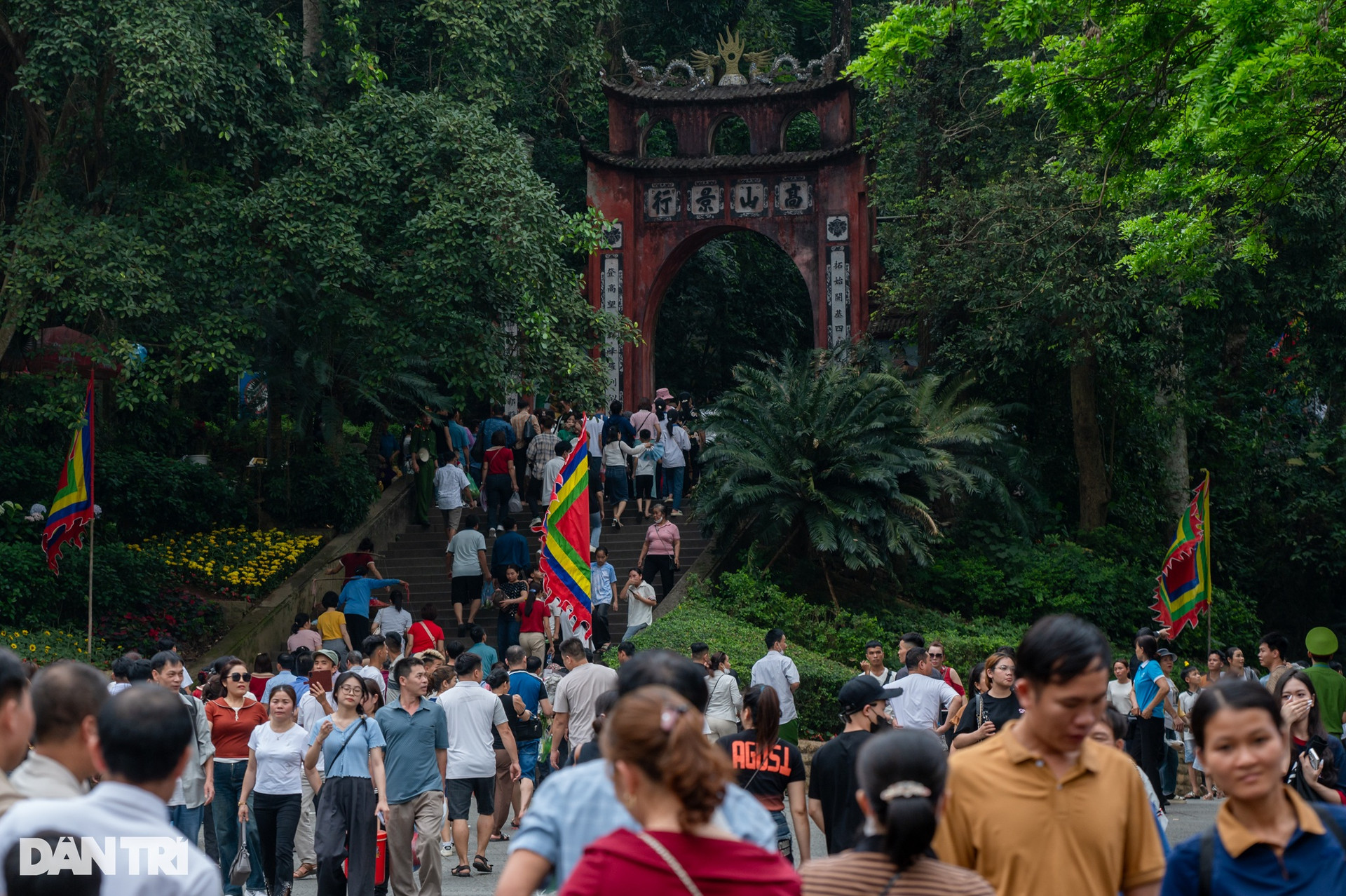 Hàng vạn du khách đổ về Đền Hùng dâng hương trước ngày chính lễ - 13