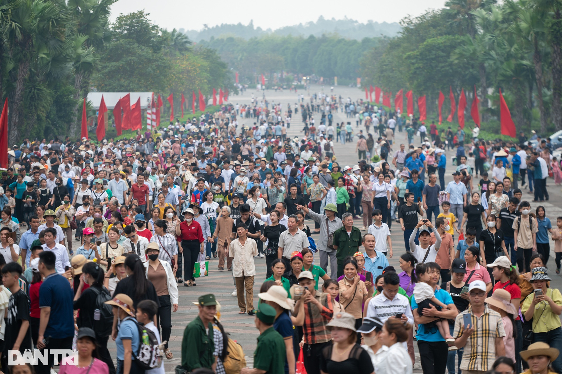 Hàng vạn du khách đổ về Đền Hùng dâng hương trước ngày chính lễ - 1