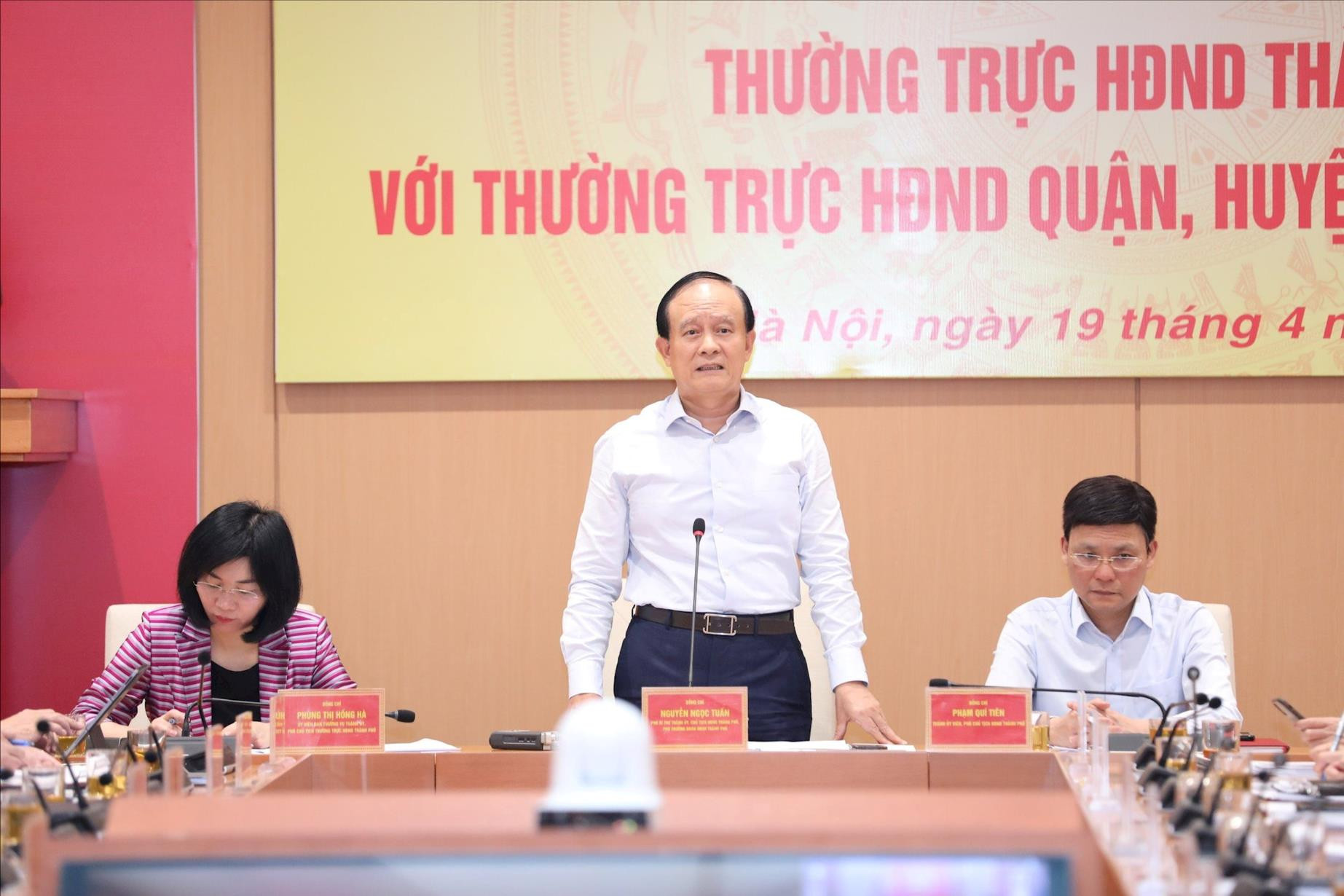 Chủ tịch HĐND thành phố Nguyễn Ngọc Tuấn phát biểu kết luận hội nghị.