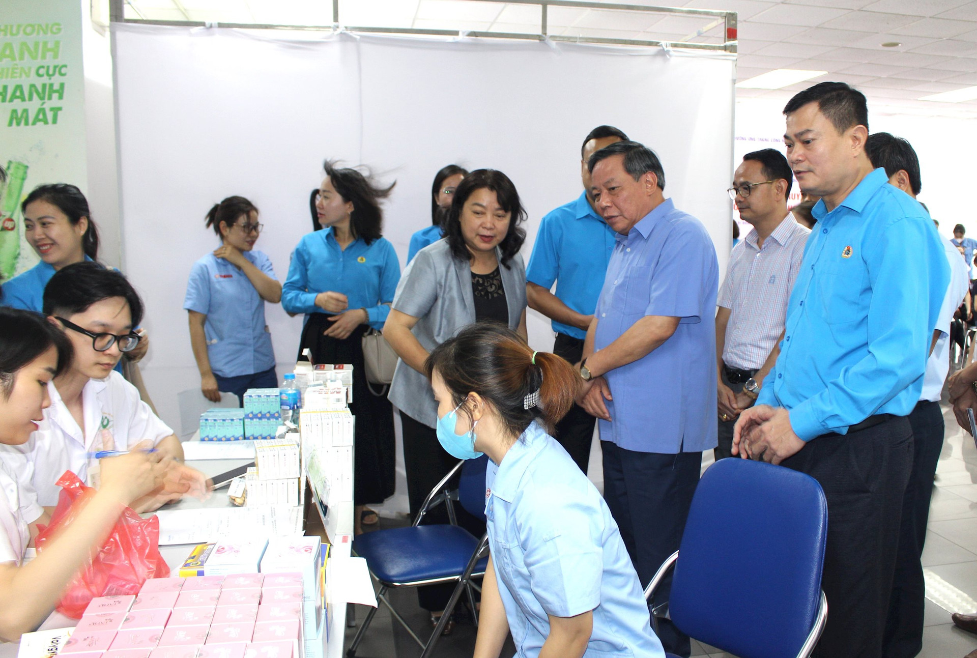 Phó Bí thư Thành ủy Nguyễn Văn Phong, Chủ tịch Liên đoàn Lao động thành phố Phạm Quang Thanh thăm, động viên các nữ công nhân lao động đang khám, tư vấn sức khỏe tại chương trình.