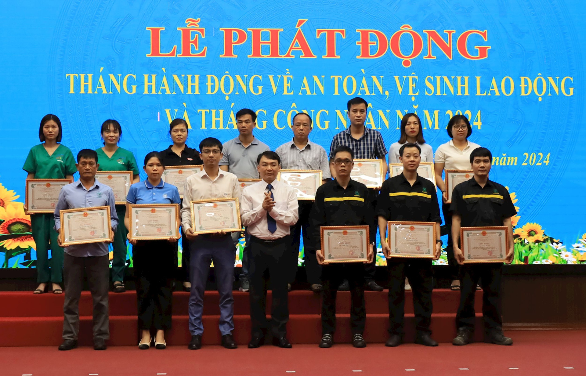 Phó Chủ tịch Thường trực UBND huyện Chương Mỹ Hoàng Minh Hiến khen thưởng 95 công nhân giỏi. 