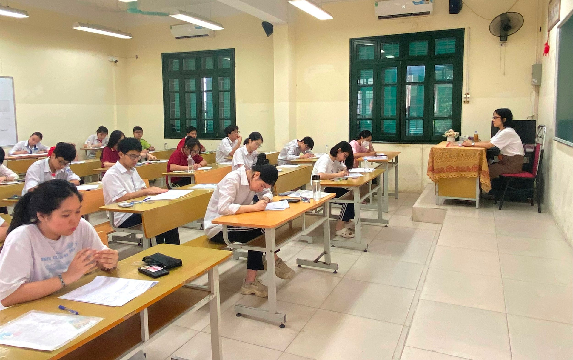 Học sinh tham dự kỳ thi tuyển sinh vào lớp 10 năm học 2023-2024 tại Hà Nội. (Ảnh: Thống Nhất).